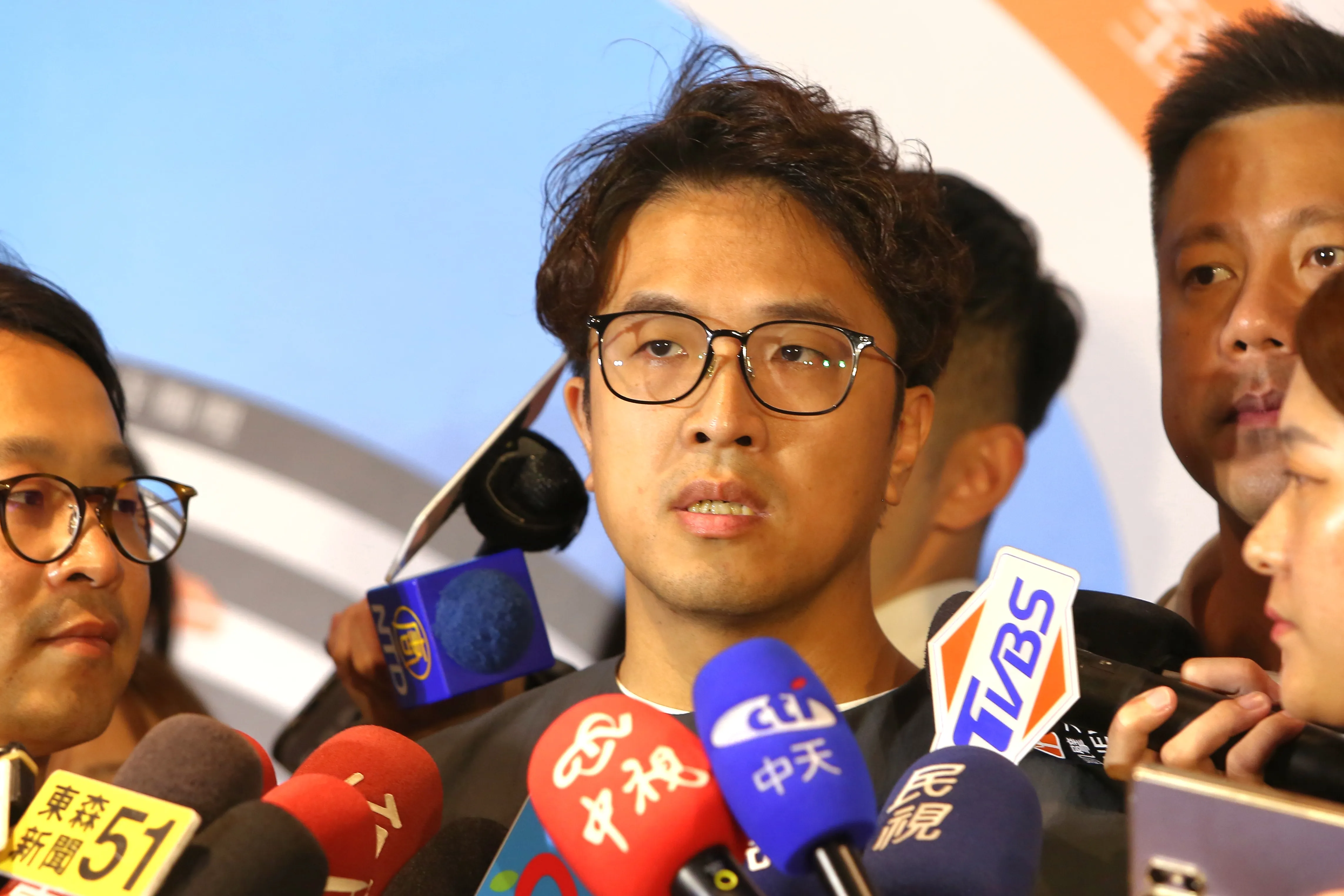 劇團留言板禁競選貼紙？沈伯洋聲援「要行政中立的是公務員」　蔡詩萍反擊：要選市長應了解