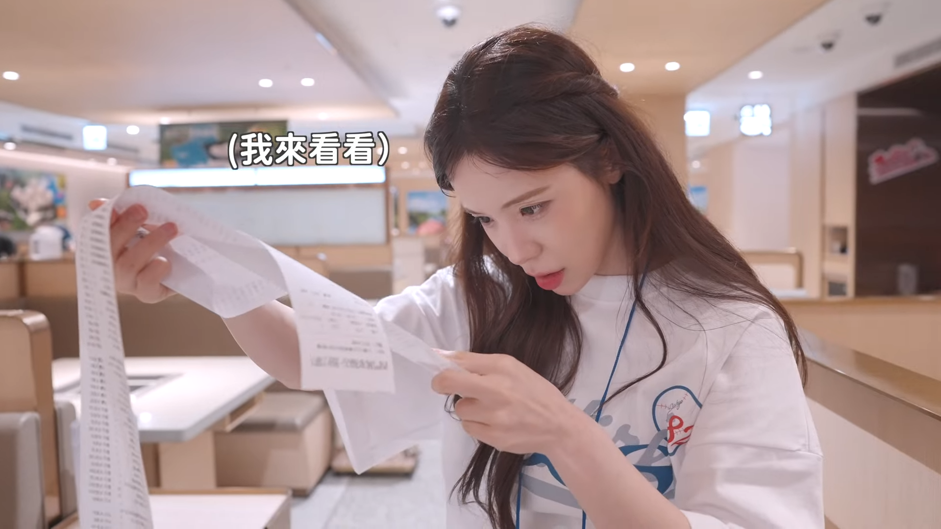 李多慧為慶祝個人YouTube頻道突破百萬訂閱大關,日前霸氣包場海底撈宴請200名粉絲同歡。網路上曾一度瘋傳該場聚餐總花費高達80萬元,對此李多慧親自在影片中公開結帳明細,還原真實的驚人開銷。(翻攝自youtube/이다혜 李多慧)