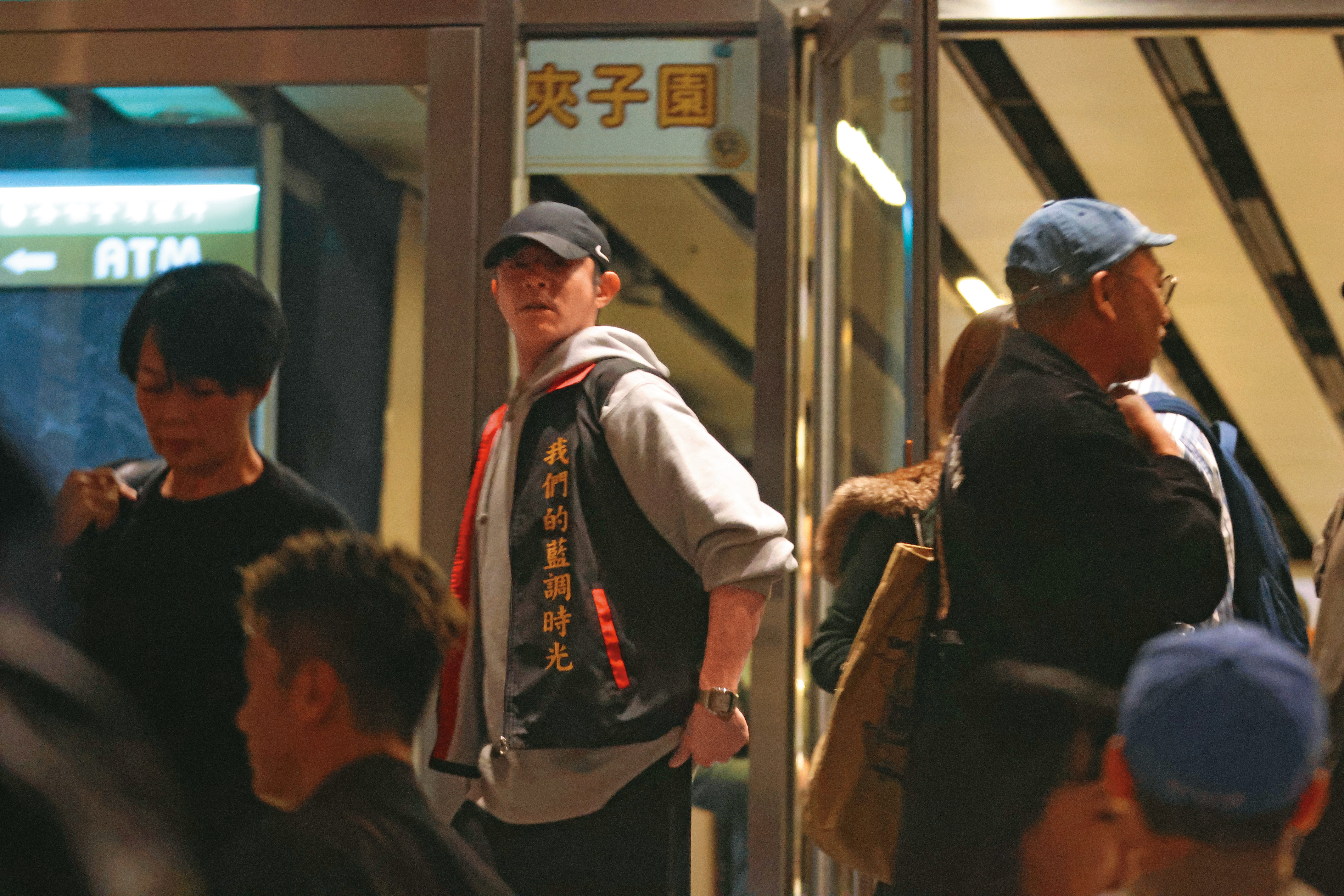 12/02,21:59,殺青宴上,王柏傑(右)穿著「花絮組總監」字樣背心滿場飛,就連散場時也捨不得脫掉。