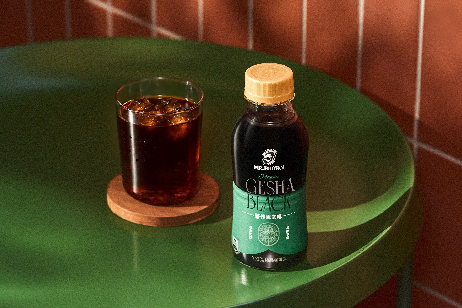伯朗推出全新藝伎黑咖啡,每瓶350ml,建議售價 45元,即日起於各大通路陸續上架。