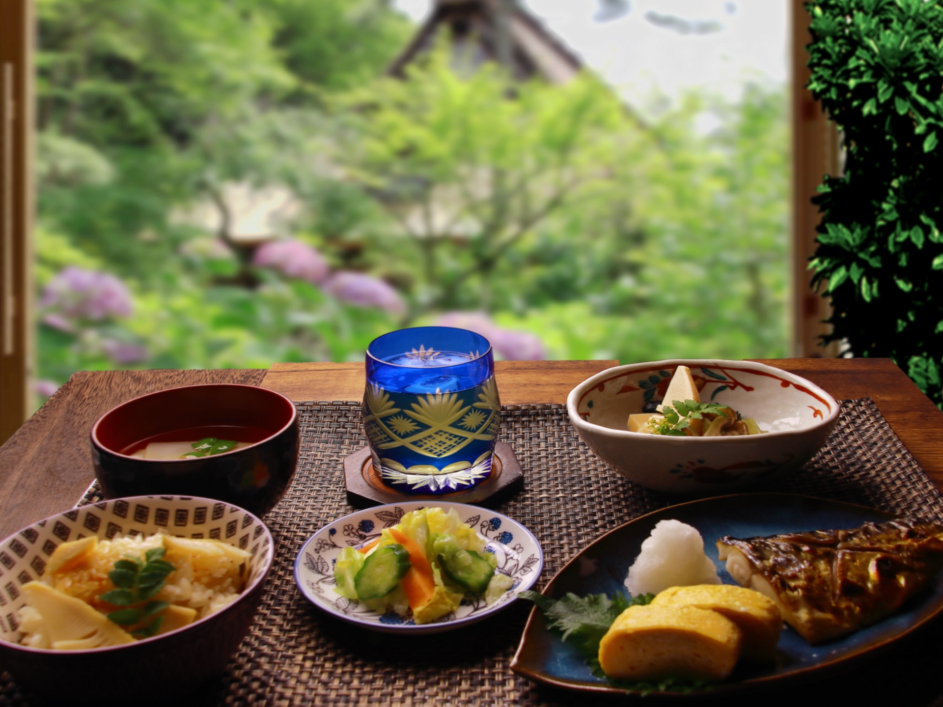一名日本民宿業者發文求解,為什麼早餐準備一大鍋「滑菇味噌湯」,台灣人都不喝,釣出網友猜測原因,圖為示意圖。(翻攝自PhotoAC圖庫)