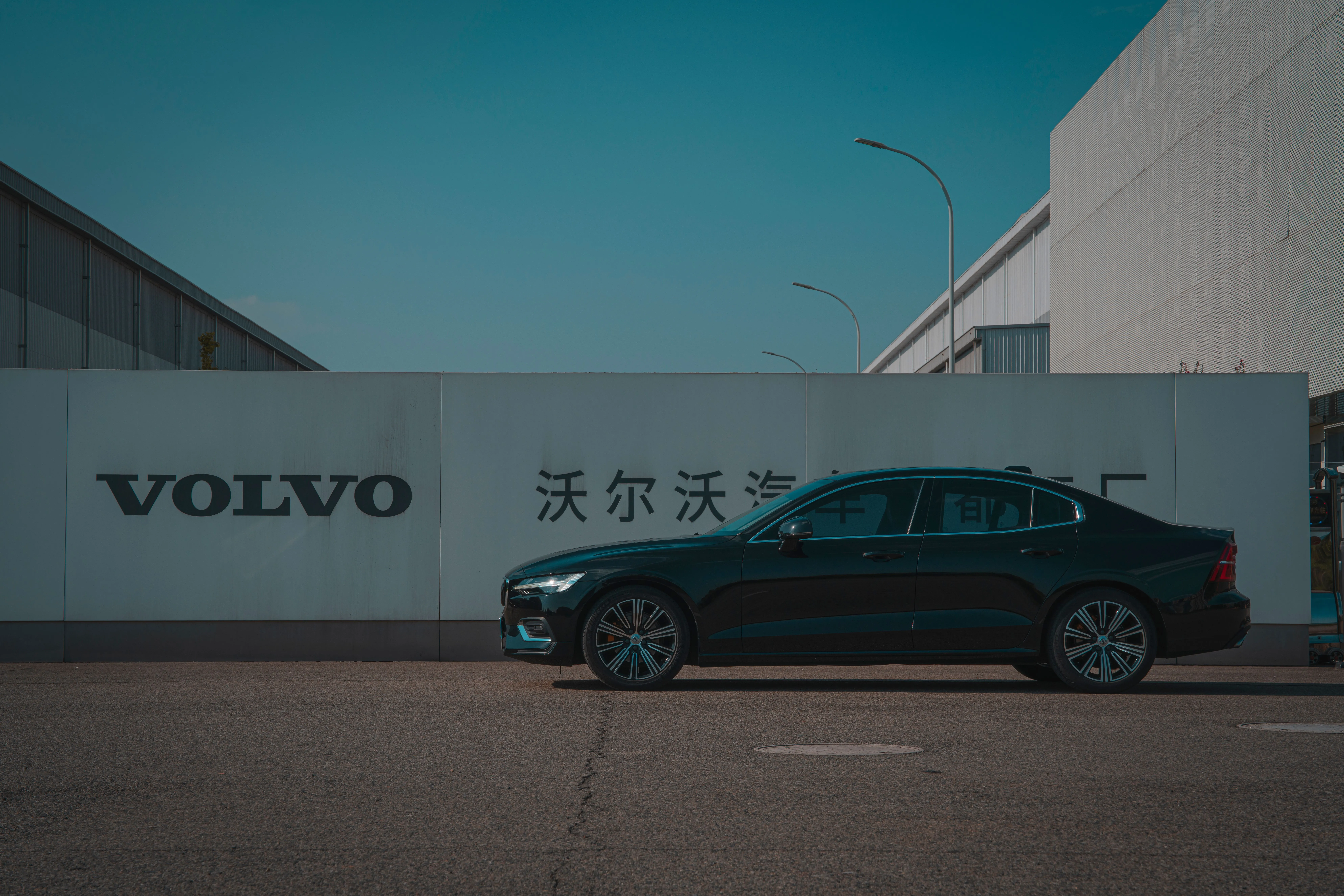 中國市場急凍、單季由盈轉虧！Volvo股價崩跌30%　再裁員2500人止血