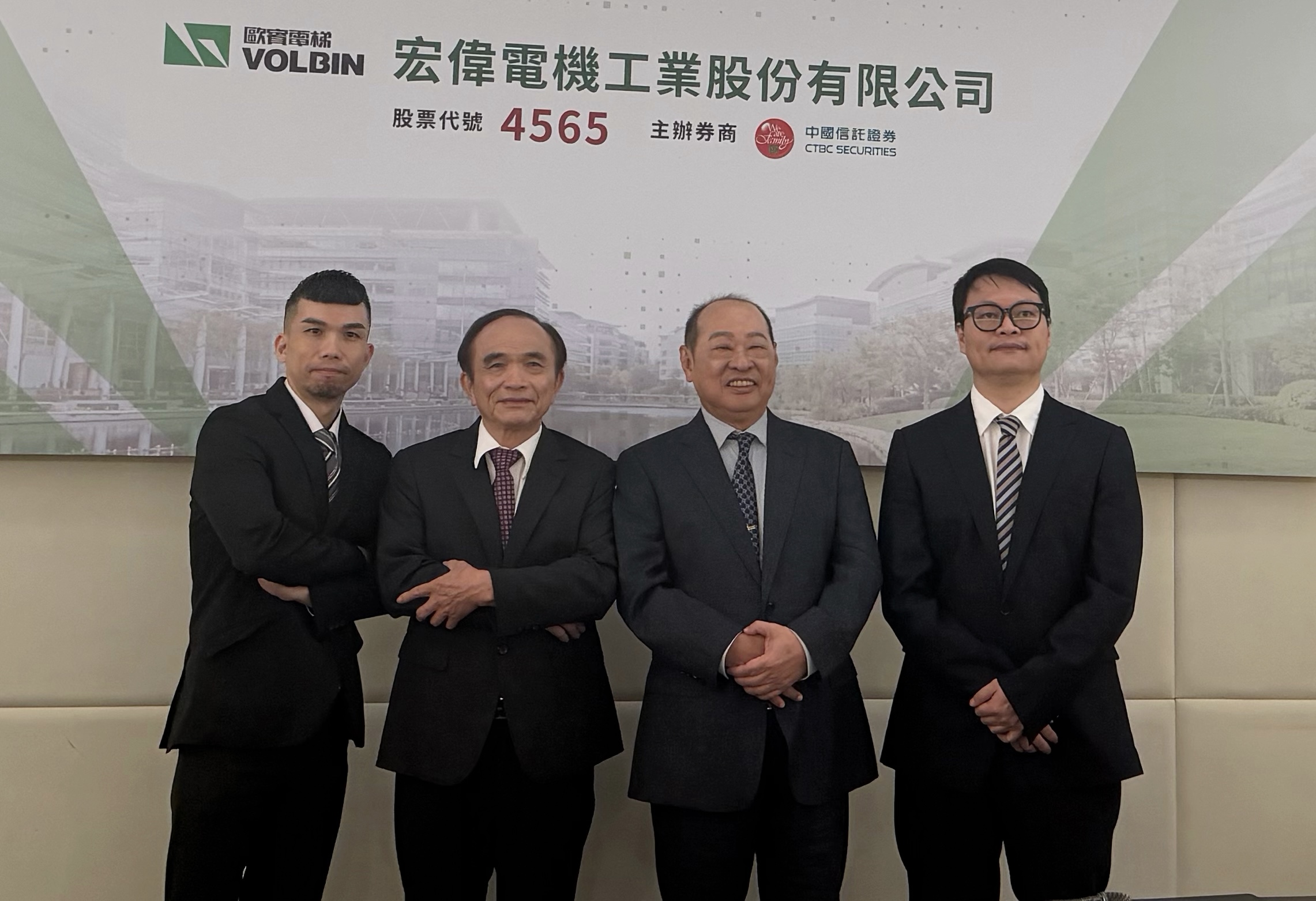 宏偉電機董事長黃埮城(右2)與總經理陳顯堂(左2)是同鄉、同學也是第一份工的同事,兩人相識超過半世紀,攜手打造工業貨梯王國。兩人的第二代也已進入公司逾10年,為企業傳承做好準備。