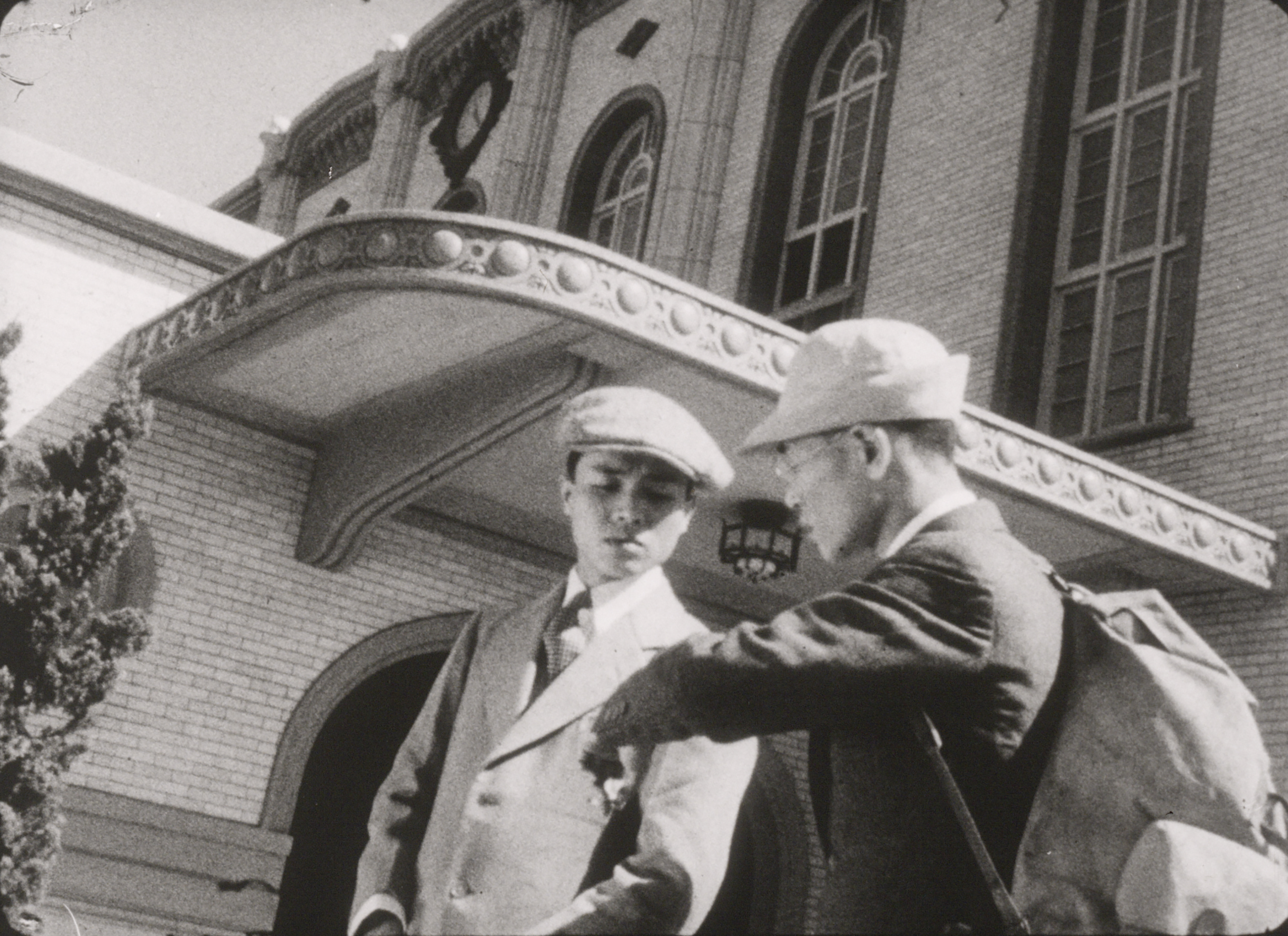 《愉悅之旅》(c. 1936,台灣旅行俱樂部)兩位旅人在台南火車站前等朋友會合。(國家影視聽中心提供)