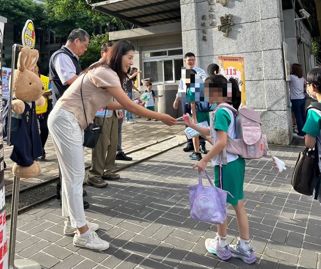 「最美家長會長」根本凍齡　44歲玉女歌手消失19年現身國小迎學童