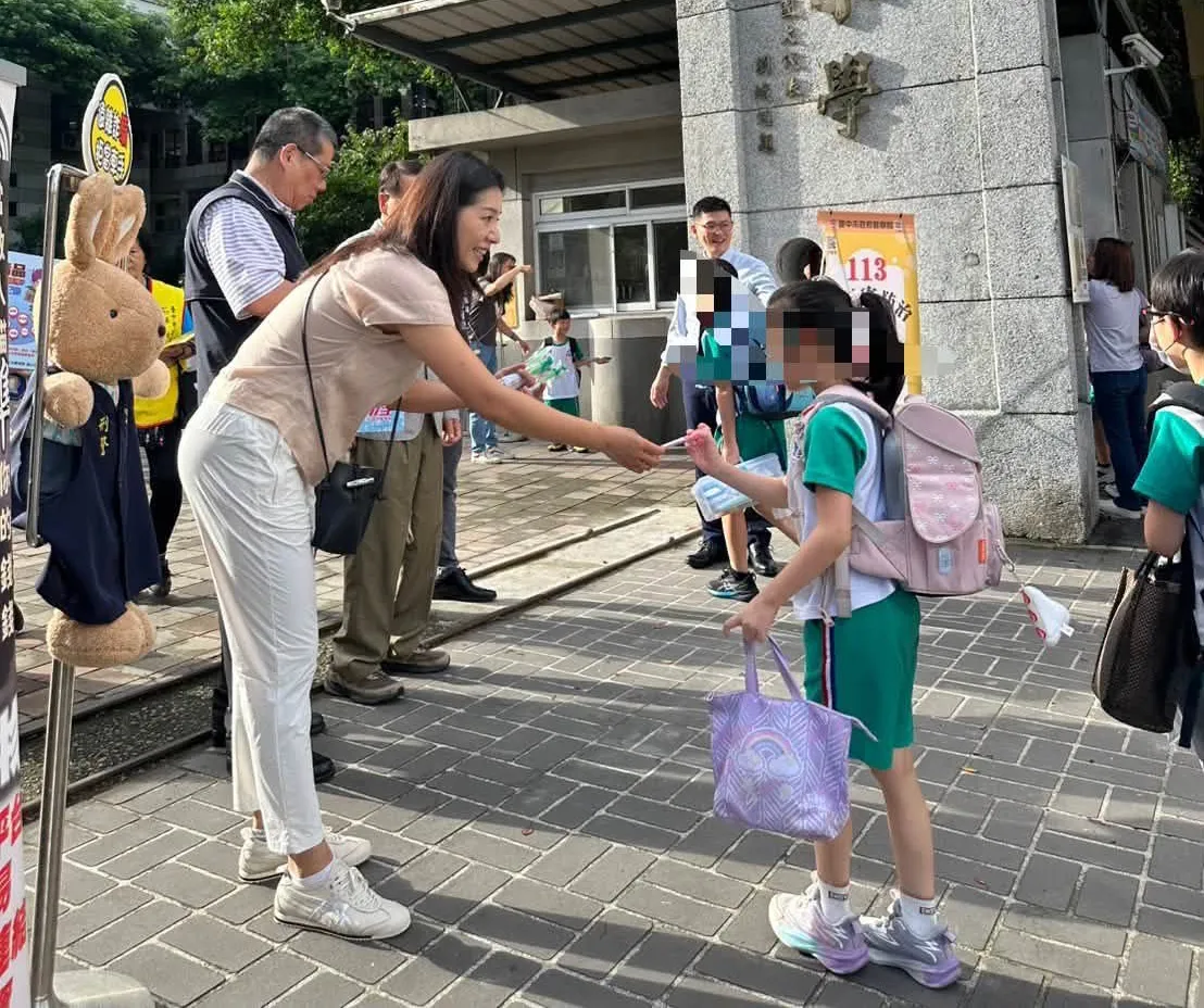 「最美家長會長」根本凍齡　44歲玉女歌手消失19年現身國小迎學童