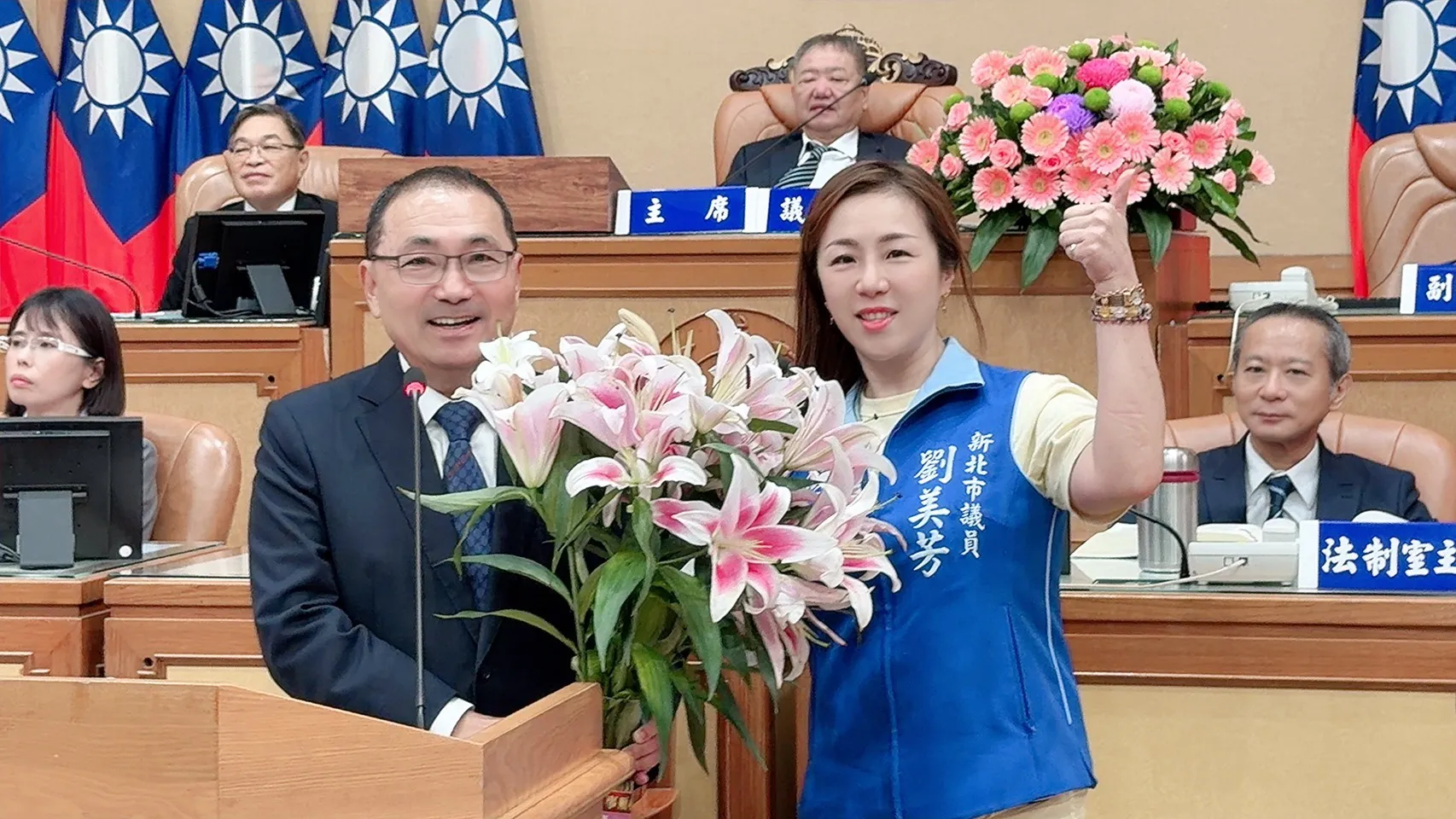 送侯友宜百合花當畢業賀禮　劉美芳籲：新北力推Coding、AI機器人　