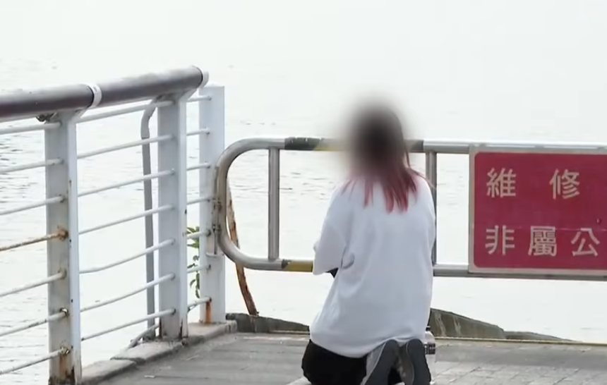 男大生姊跪地祈禱弟弟趕快回家。(翻攝鏡新聞)