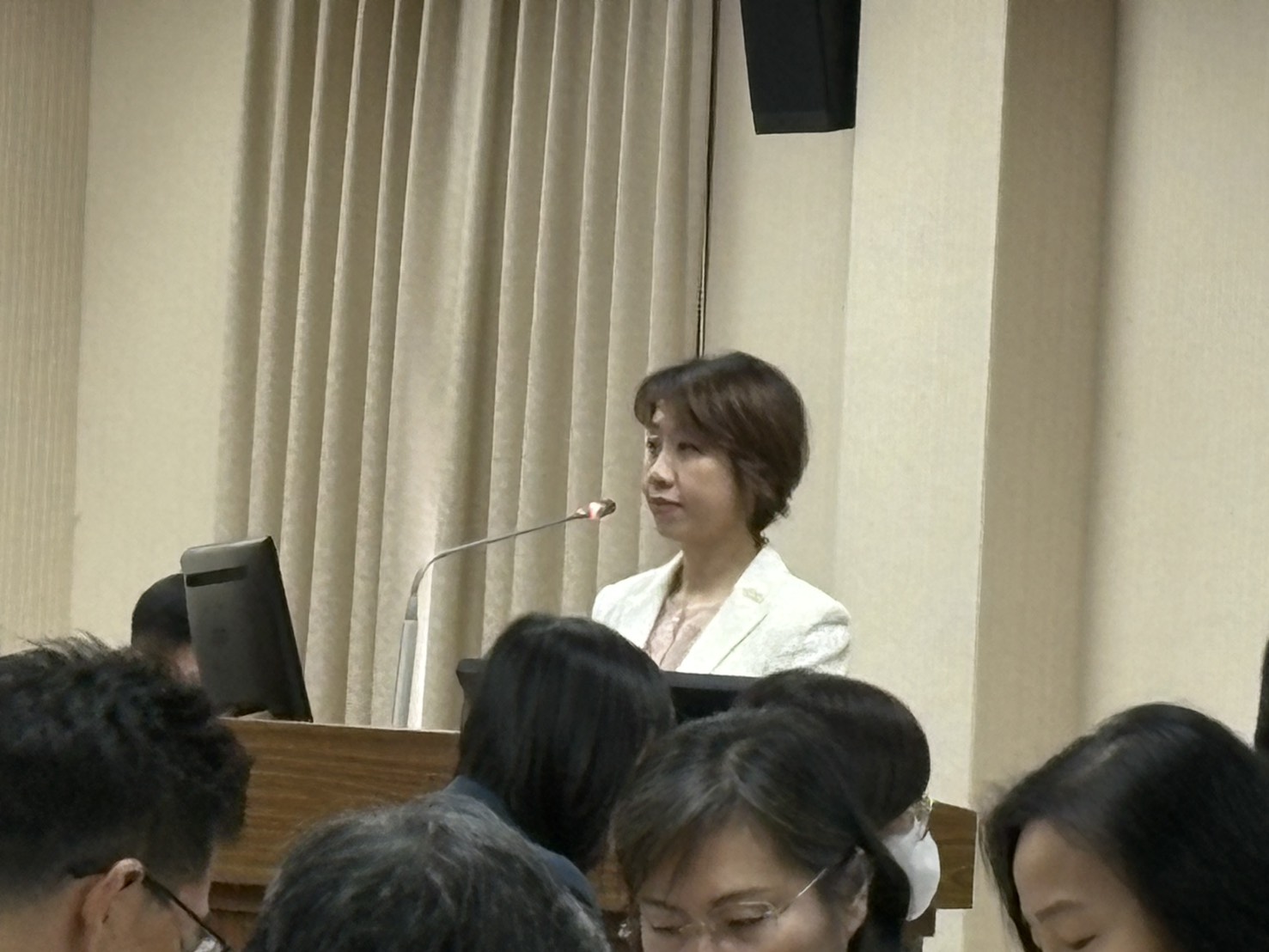 民眾黨控徐佳青子充當攝影　僑委會：從沒攝影官一職何來假冒之有？