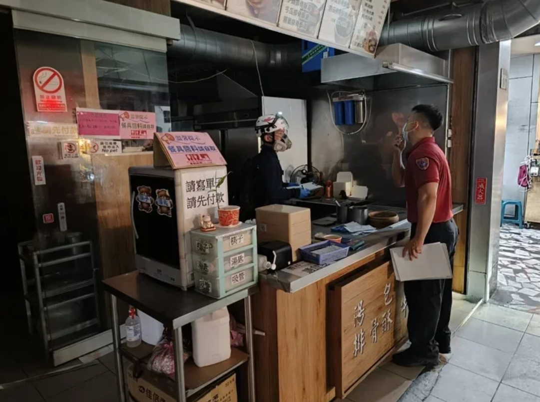 桃園市桃園區一間知名連鎖湯包店今日晚間發生氣爆。(警方提供)