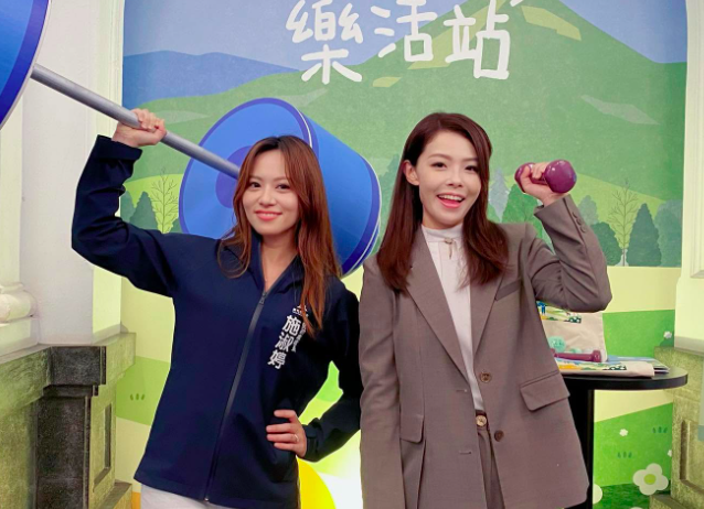 施淑婷(左)今向高虹安(右)遞辭呈宣布投入選戰。(翻攝施淑婷臉書)