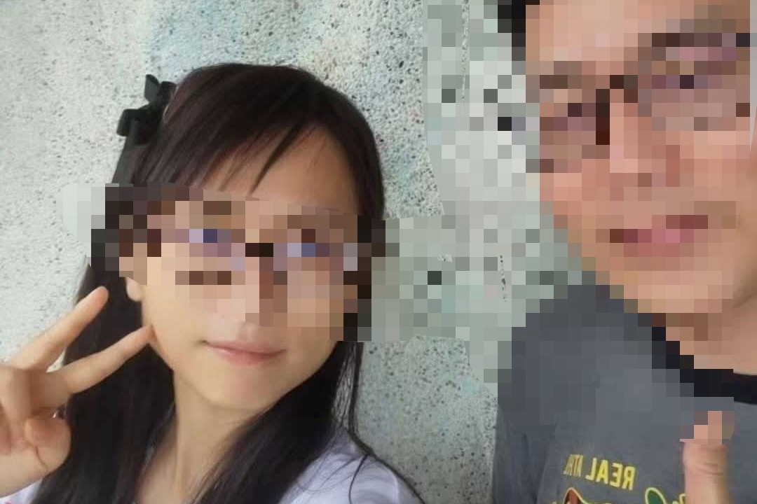 在桃園某國小任教的林姓女教師(左)指控,因舉報同校的老師浮報加班費,事後遭校方聯手霸凌。(讀者提供)