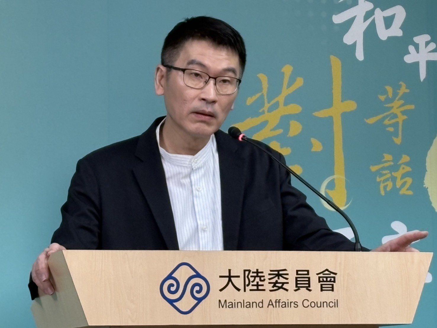 梁文傑二度在陸委會記者會回應幼兒園畢業典禮選用紅色歌曲一事。曾盈瑜攝