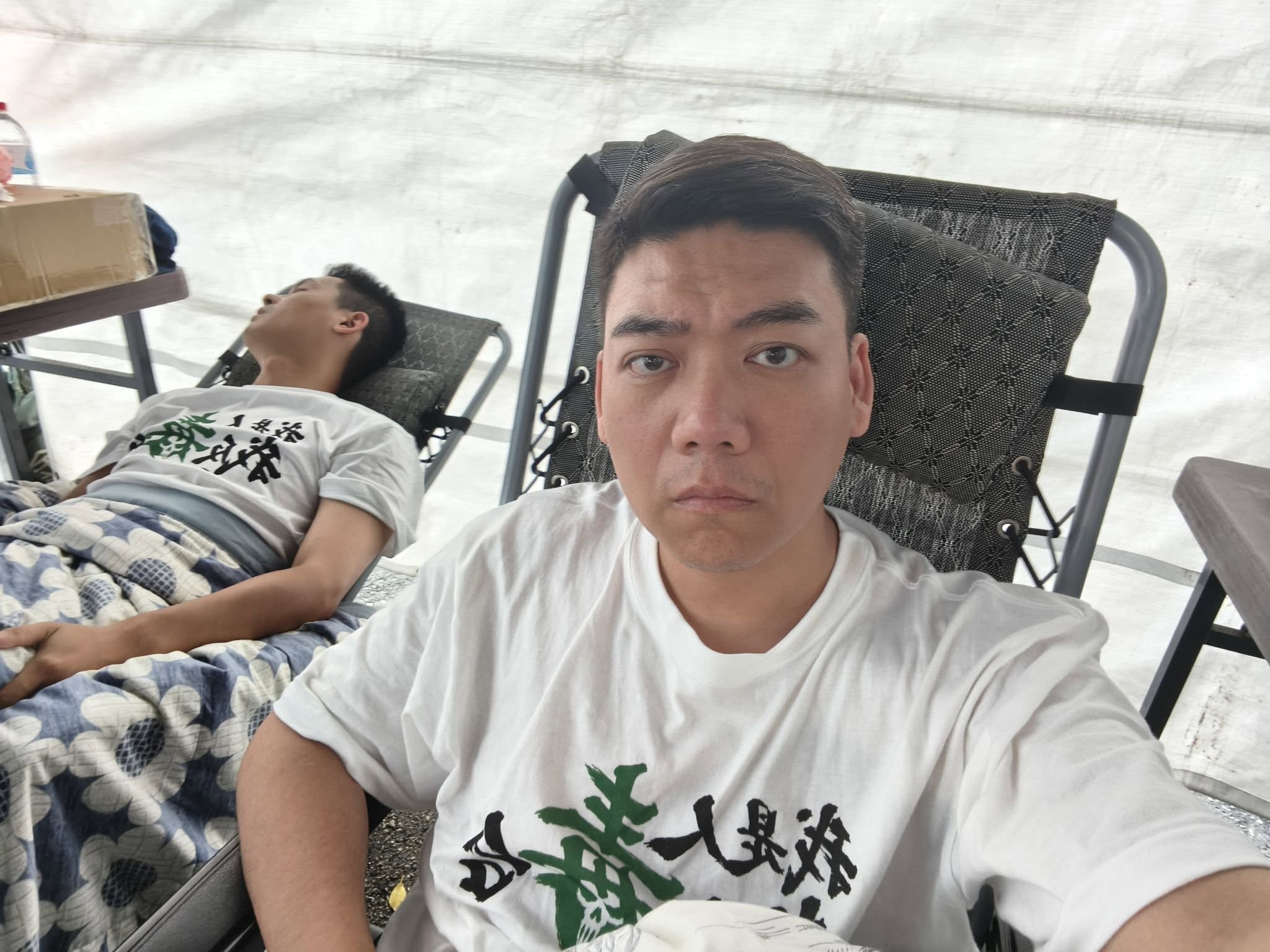賴苡任因偽造連署要去出庭,近日稱要「接力絕食」響應藍營行動引發議論,同黨議員則護航:「他是先遠端絕食」。(翻攝自賴苡任臉書)
