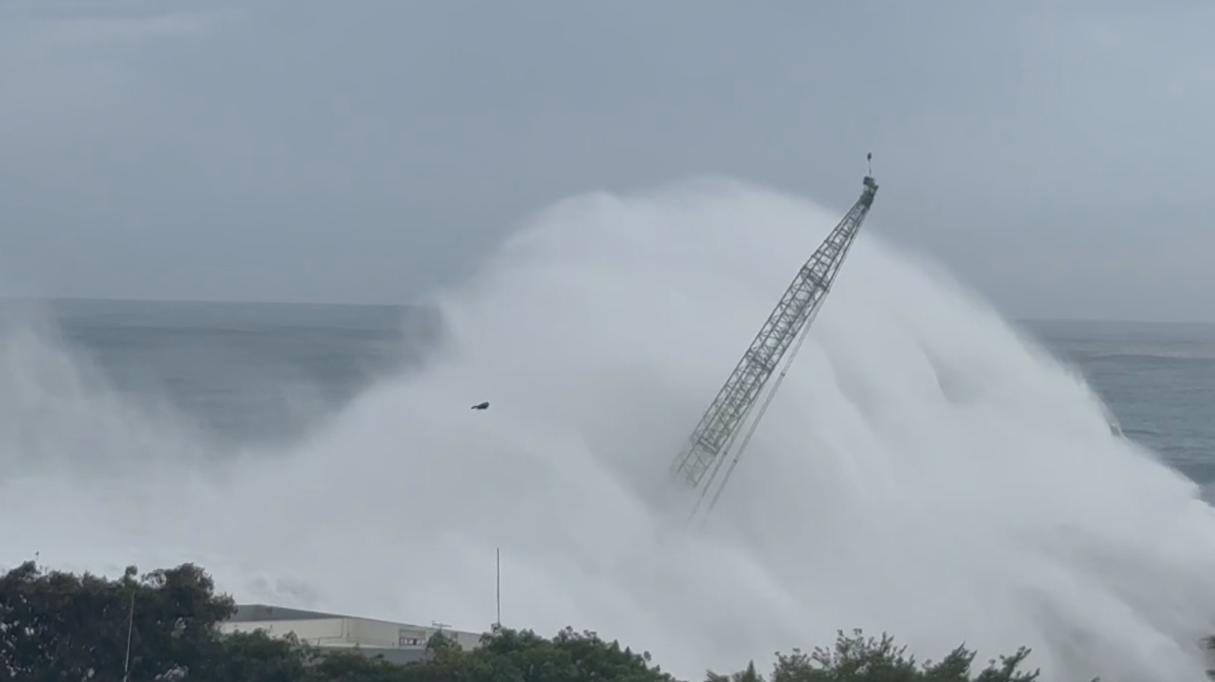 恐怖薔琵！強風豪雨襲　巨浪毀民宅、掀翻車1／巨浪來襲！富岡漁港吊車倒塌　沉入海底
