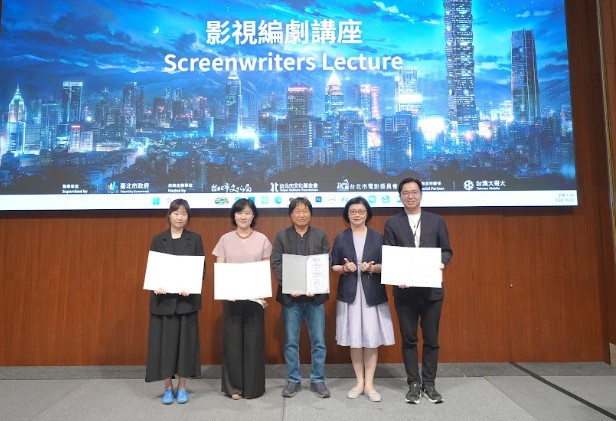 台北市電影委員會總監饒紫娟(右二)頒贈感謝狀給台灣大哥大內容發展副總經理鄭偉柏(右起)、導演郭在容、編劇朴海英與製作人黃羅慶。(台北市電影委員會提供)