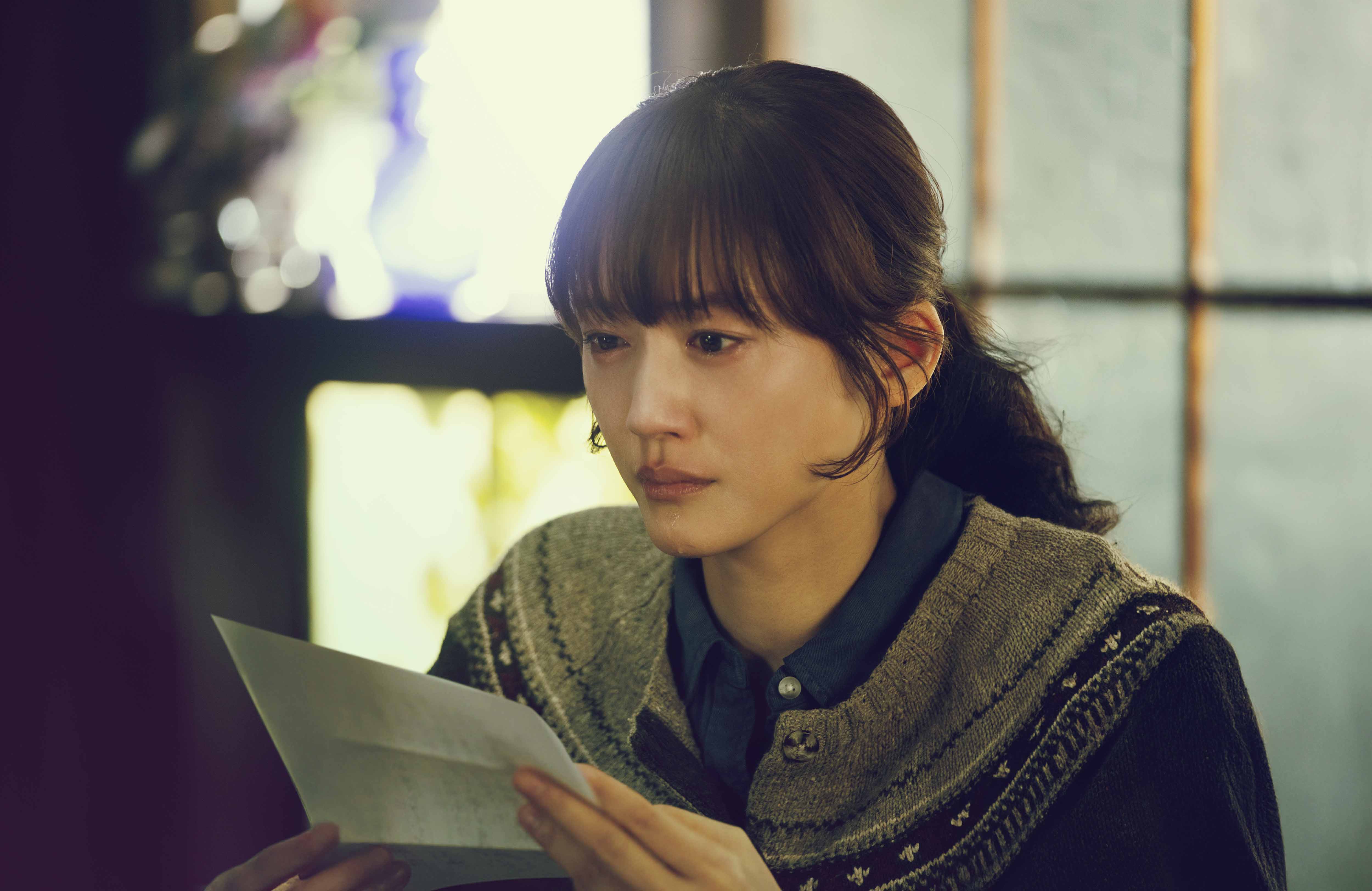 日本國民女神綾瀨遙的新片《人為什麼寫情書》改編自日本的地鐵脫軌事故。(天馬行空提供)