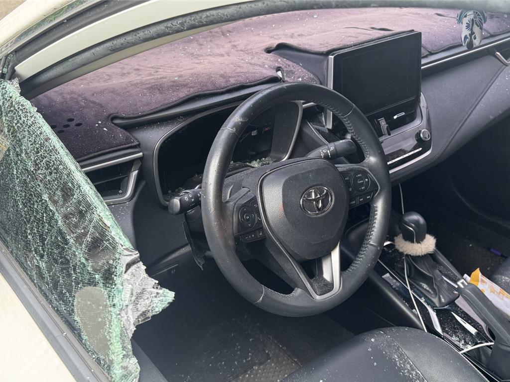梁姓男子昨駕車行經台66線,與楊姓駕駛發生行車糾紛,遭楊男持高球桿砸破駕駛座車窗,目前警方已介入偵辦。(警方提供)