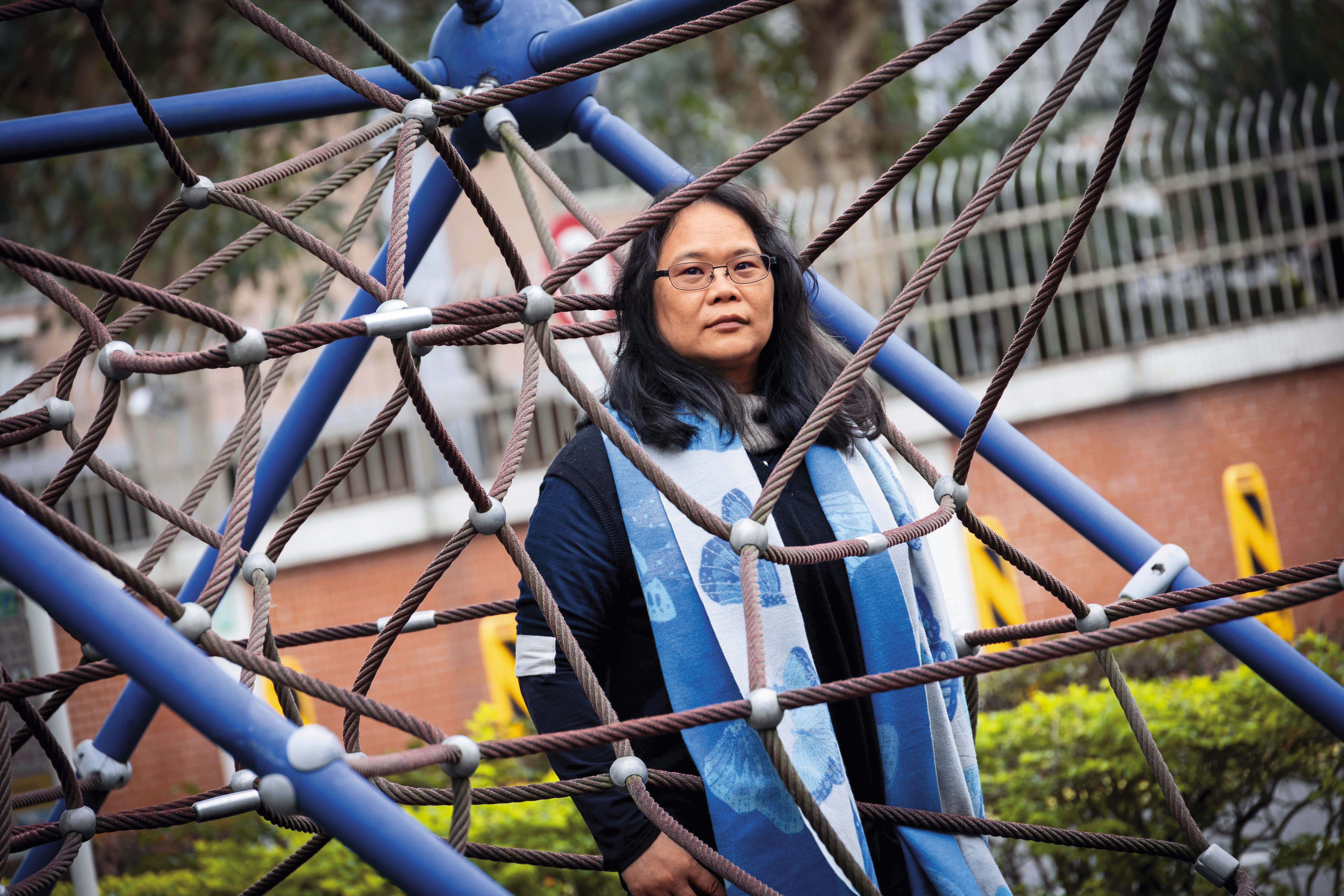 人生故事比小說劇情還跌宕起伏,黑潔明卻一直抱持正面想法,在作品中植入快樂元素。