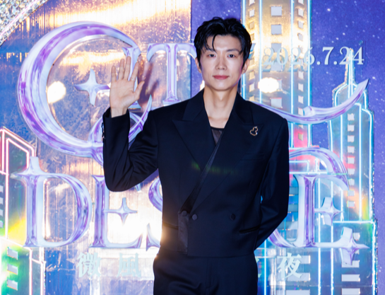 韓國人氣團體2PM成員張祐榮帥氣亮相2026微風南山之夜星光紅毯。(微風提供)