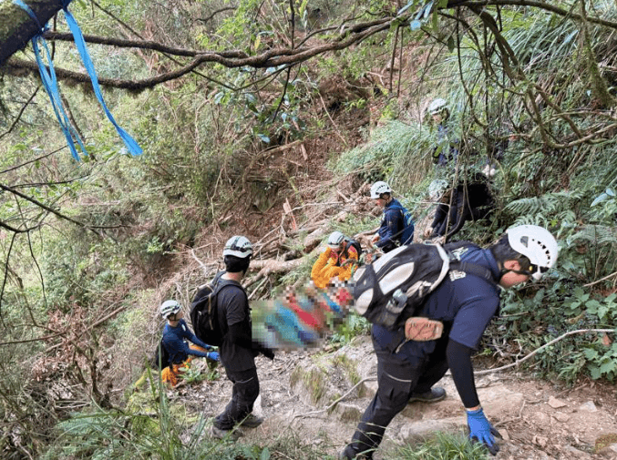 救難人員徒步將10歲男童以軟式擔架運出。(翻攝畫面)