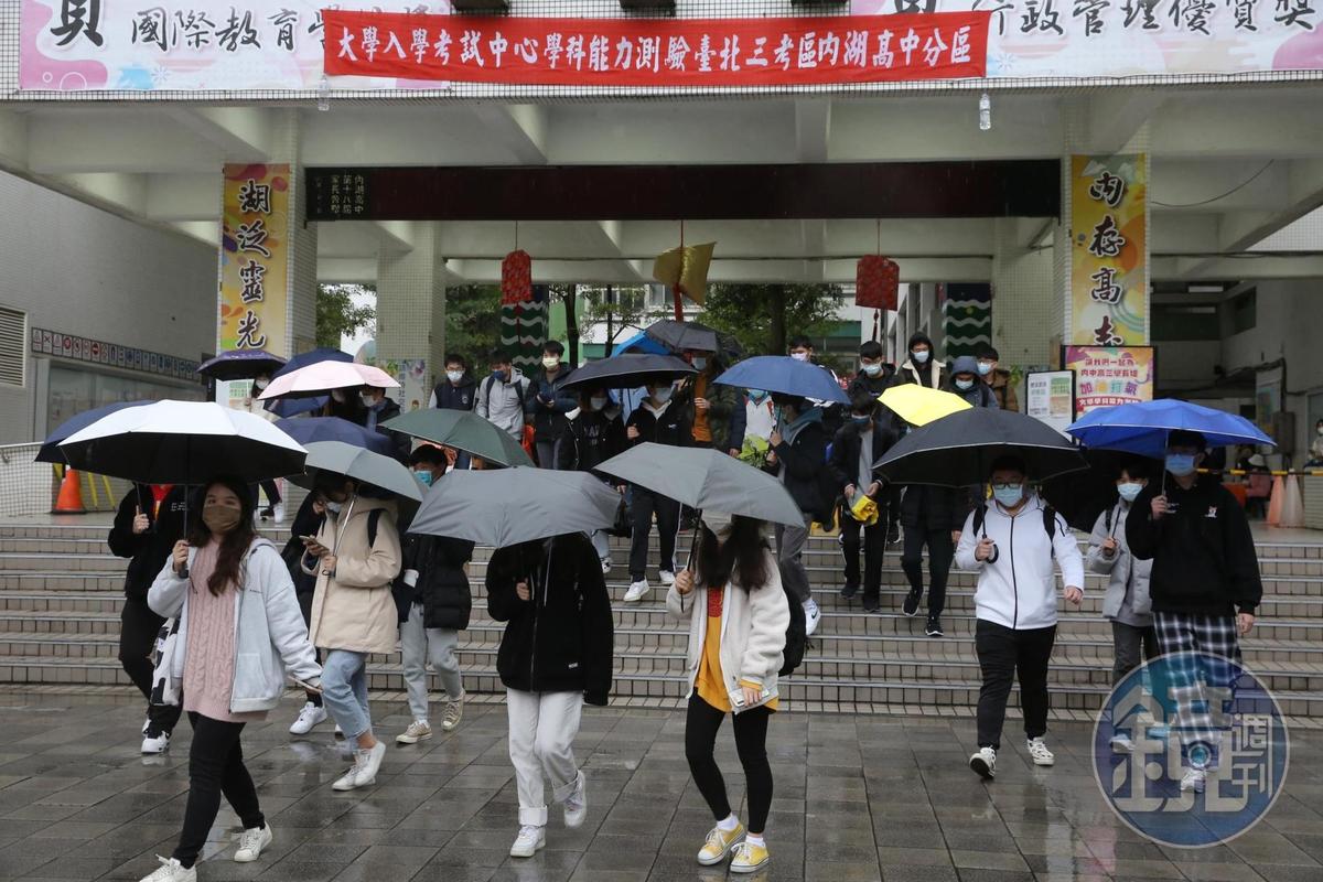 大考中心將於明日說明巴威颱風因應方針,並預計在週三公布是否延期。(本刊資料照)