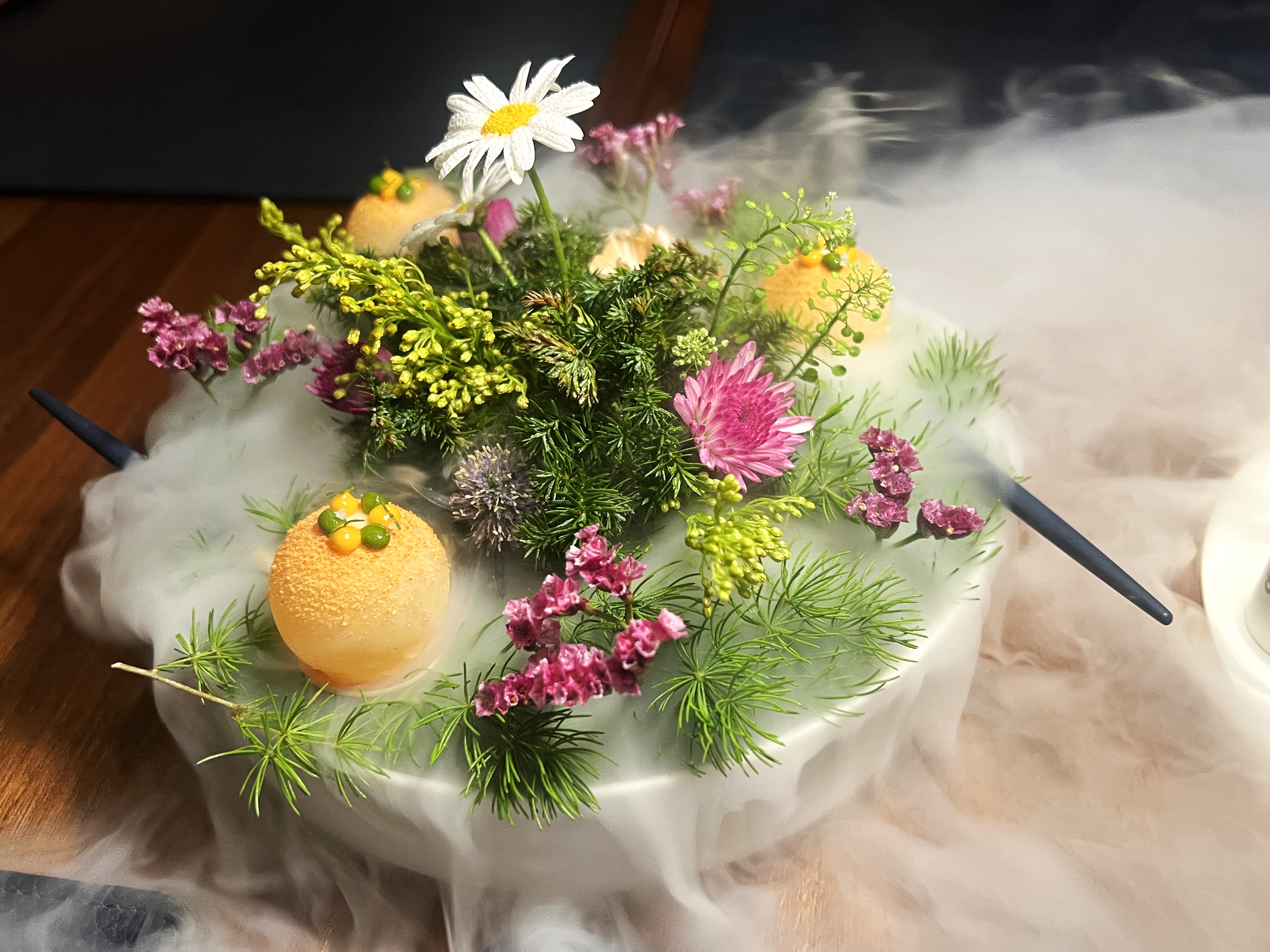 主廚Xavier今年4月新推出的《春綻》套餐,前菜就以花團錦簇的優雅酸味呈現。