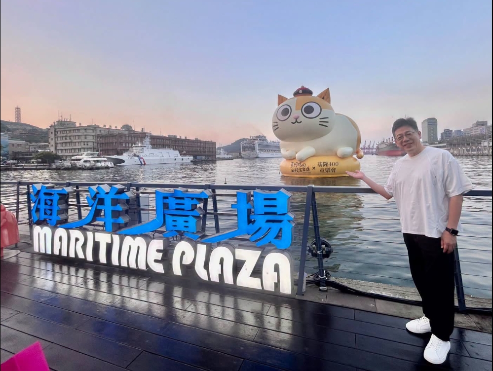 謝立功在臉書分享與黃阿瑪的合照。翻攝謝立功臉書