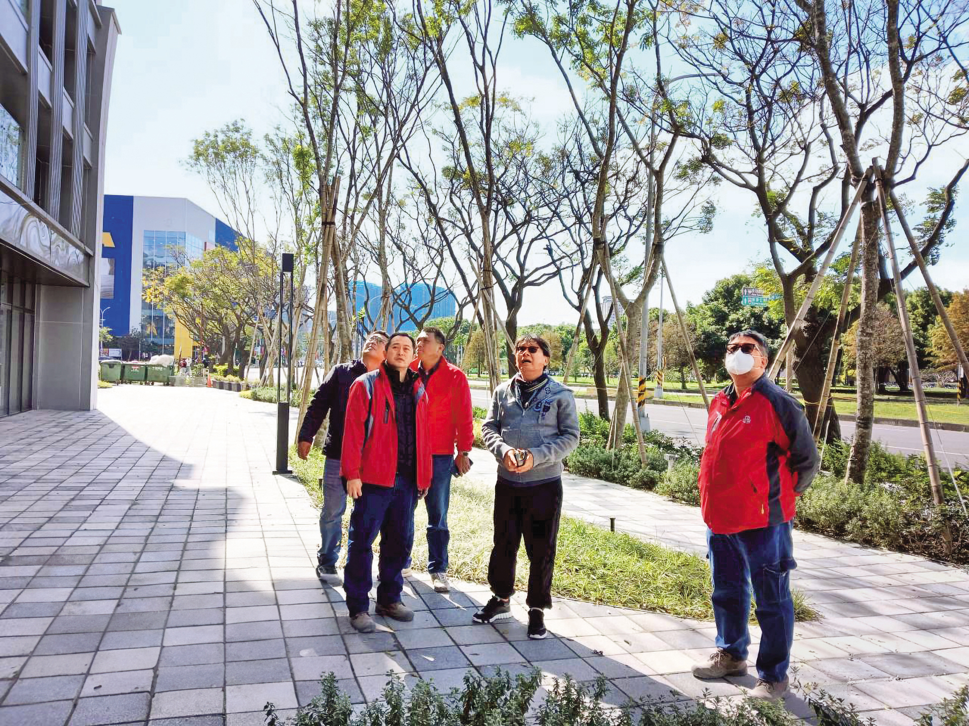姚連地(中)認為營建業沒捷徑,每個環節都得靠實戰經驗累積,長期以來相當重視工地與產品品質。(亞昕提供)