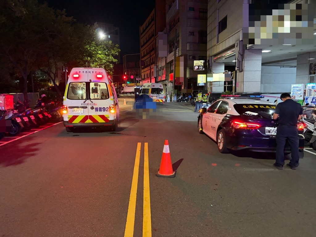 38歲陳姓護理師遭轎車撞上後,30歲林姓駕駛肇逃後,竟折返回現場,再度加速輾斃陳女。(翻攝畫面)