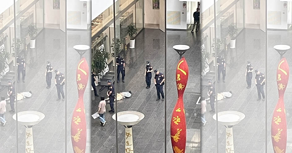 一名詭異男子闖台中市政府鬧事。(讀者提供)
