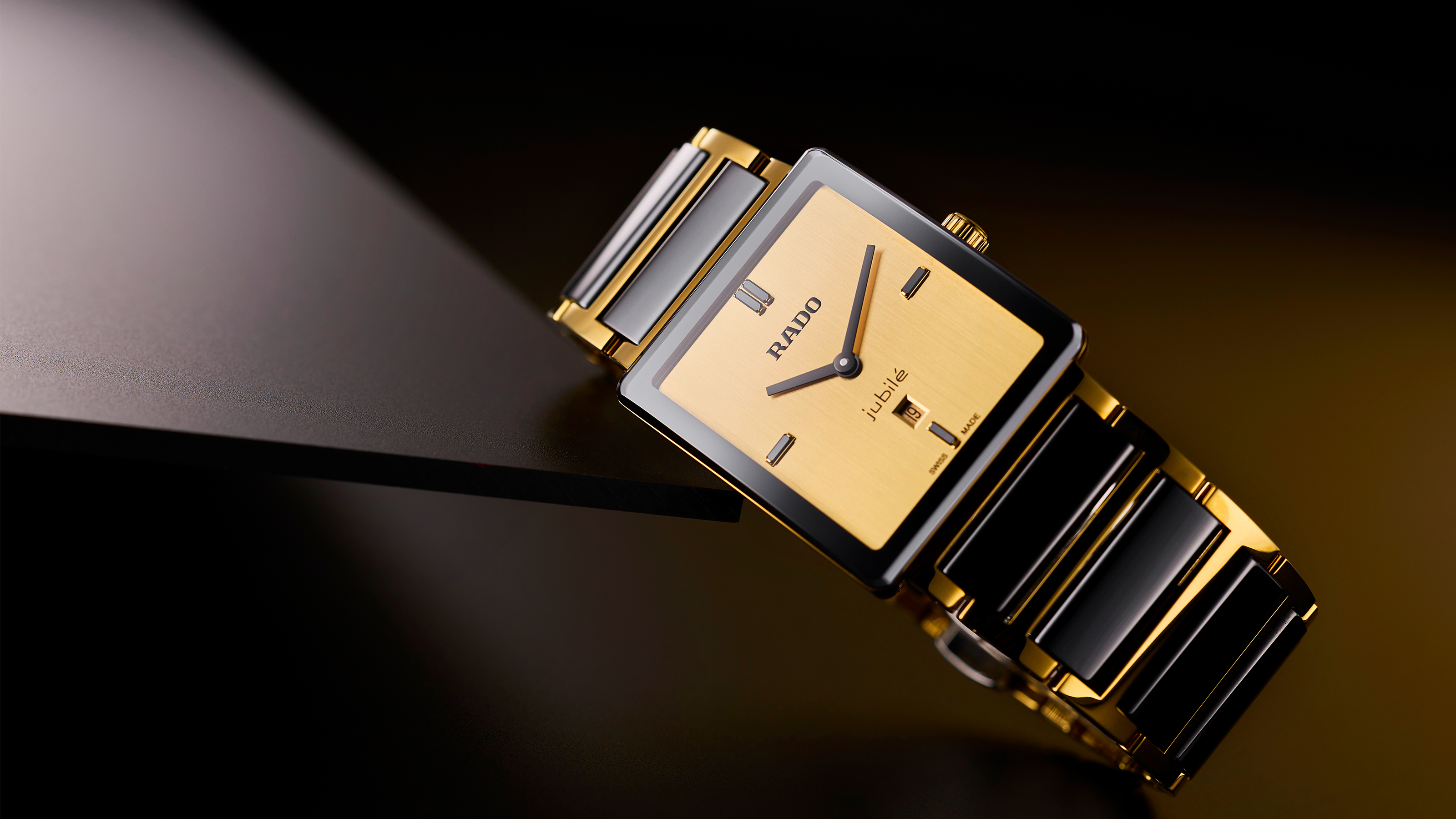 RADO Integral Limited Edition|錶徑28mm/PVD不鏽鋼及黑色高科技陶瓷中央鍊節/時、分、日期指示/石英機芯/時標鑲嵌五顆黑化處理的長方形鑽石/定價NT$117,500(限量1986只)