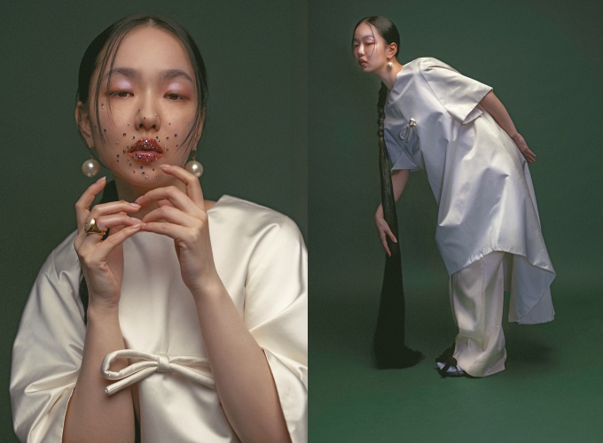 白色洋裝 NT$210,000 by CELINE/白色長褲 NT$52,000 by CELINE白色長襪 NT$490 by ZARA/黑色蝴蝶結涼鞋 價格店洽 by LOEWE/珍珠耳環 NT$17,000 by CELINE/珍珠戒指 NT$19,500 by CELINE