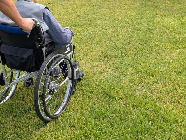 游姓老董與看護日久生情,引發遺產大戰。(示意圖,photo-ac)