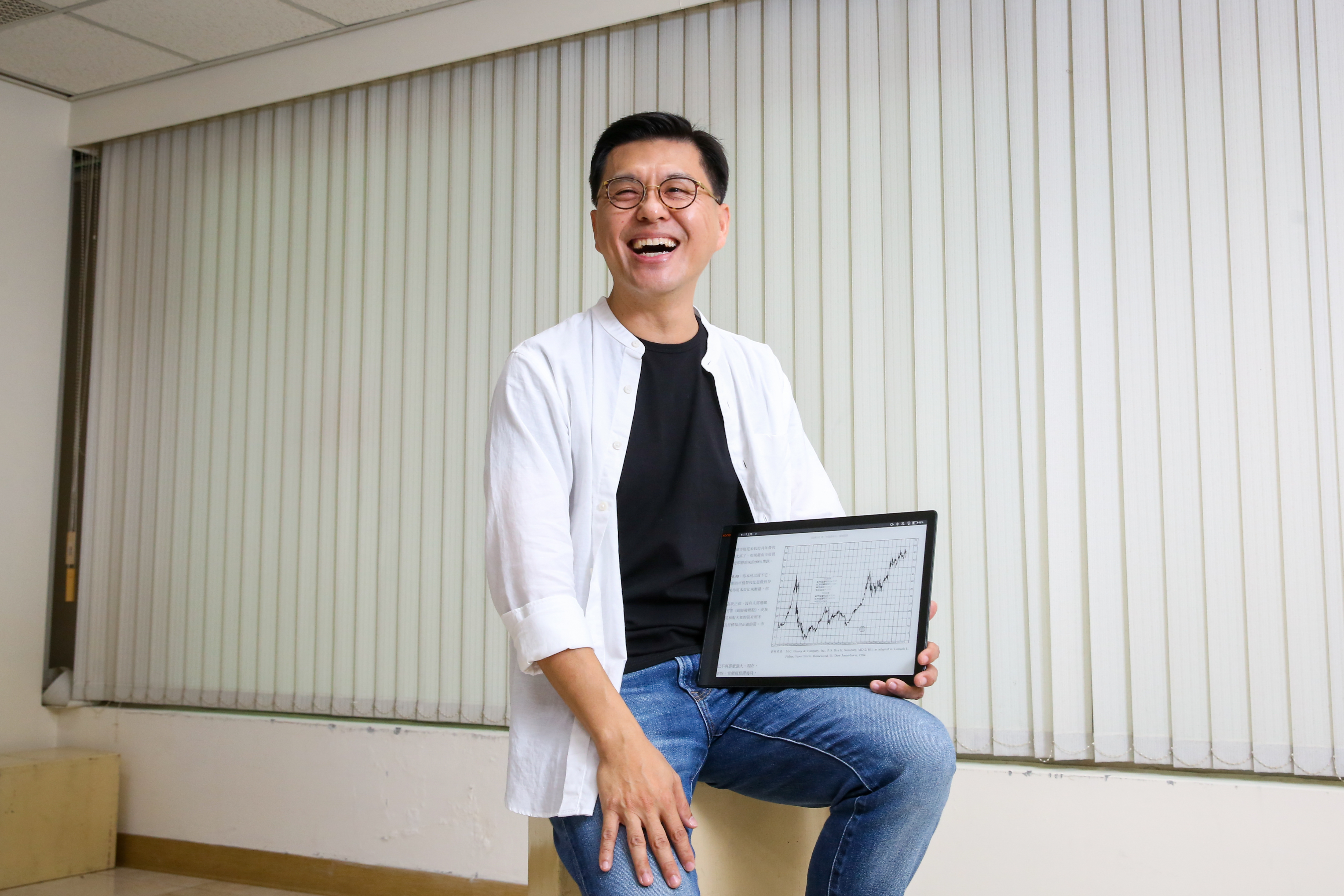 李紹鋒7成部位長抱美股股債平衡型ETF:AOA,10年來助攻資產翻倍。