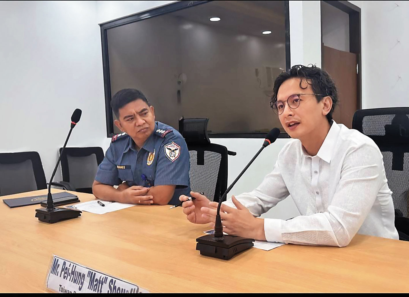 沈珮宏(右)前年赴任駐菲律賓聯絡官,一到當地就同時開始緝捕逃犯、查察人口販運及營救遭綁國人工作。(沈珮宏提供)