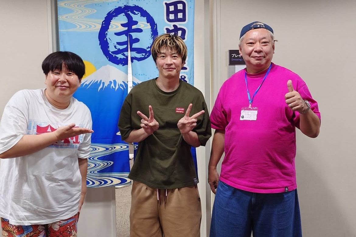 田中圭睽違約1年重返舞台,鈴木收公開夫妻與他的最新合照,並盛讚他是「最棒的演員」。(翻攝網路)