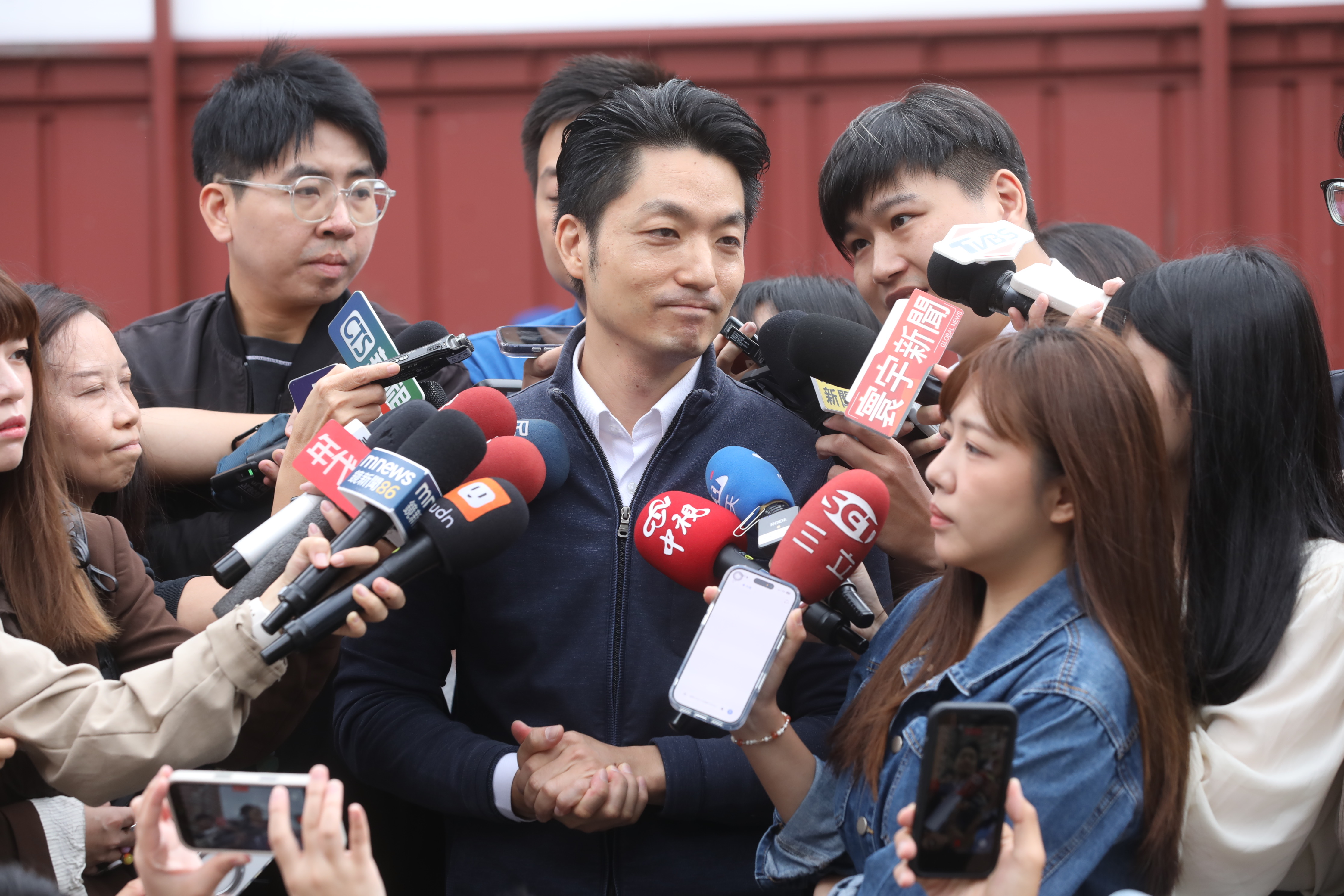 蔣萬安被鄭麗文說很穩,他自己則說「沒有樂觀送謝的本錢」。(鏡報林煒凱)
