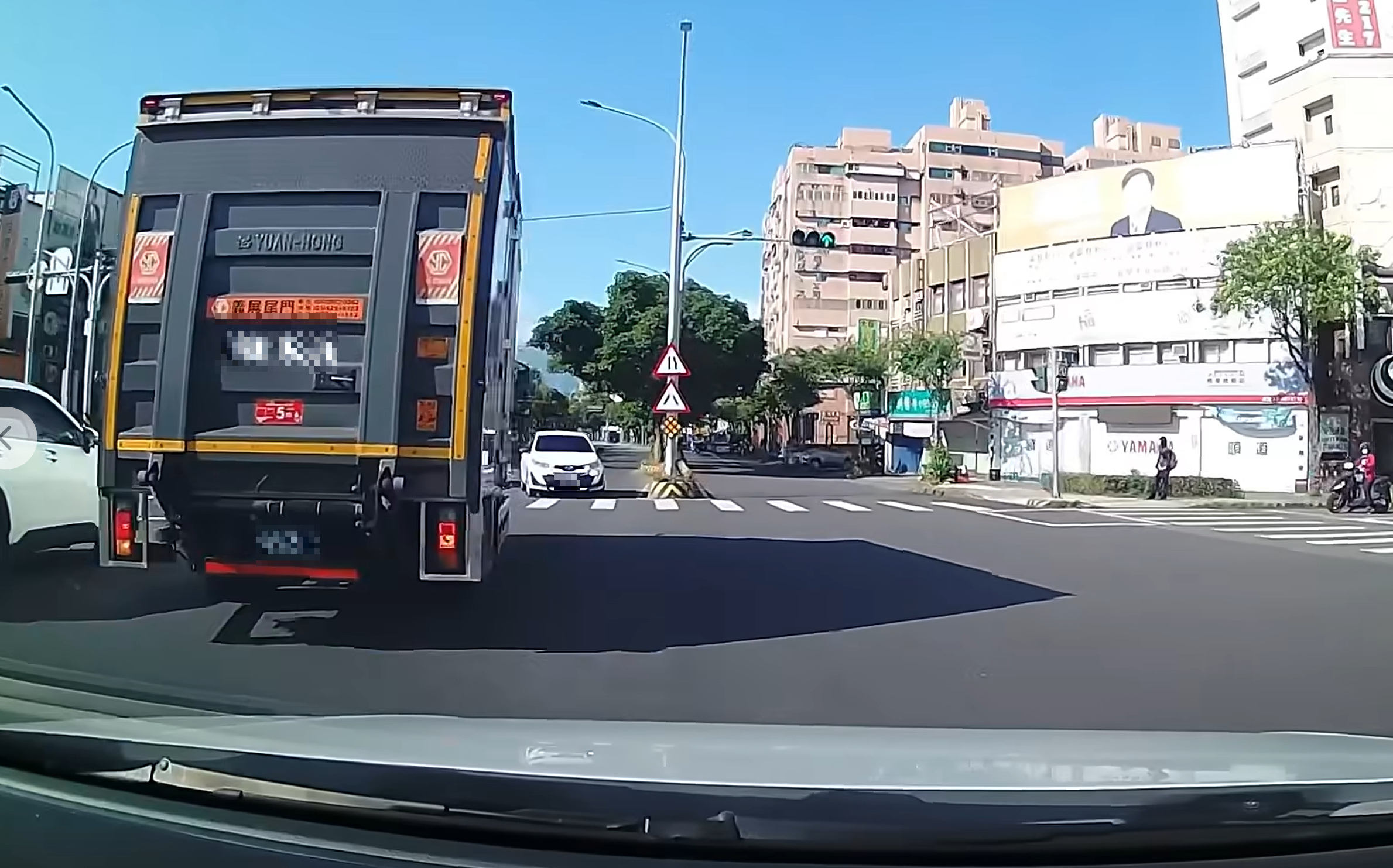 一輛白色轎車今日上午在羅東純精路逆向至路口,造成大貨車急煞閃避,白車的行為引發網友砲轟。(翻攝自「宜蘭知識+」臉書社團)