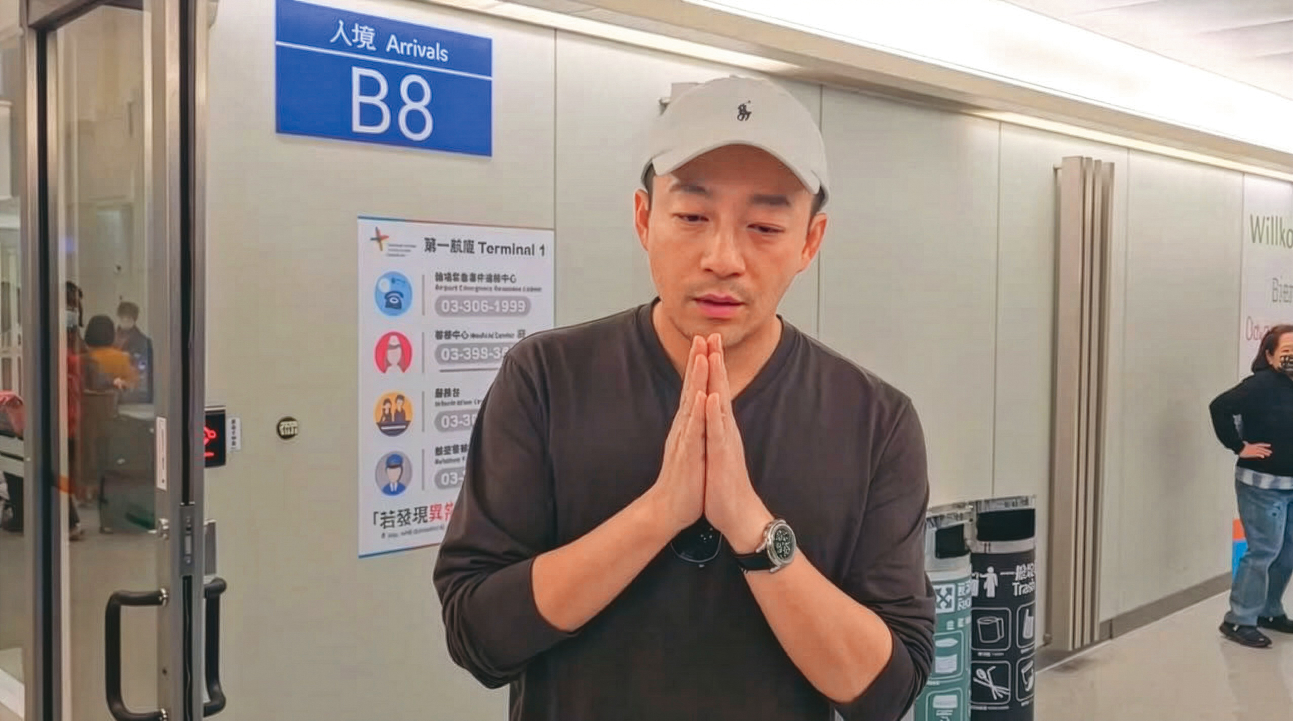 大S剛過世時,汪小菲一臉憔悴趕回台灣。(桃園機場記者聯誼會提供)