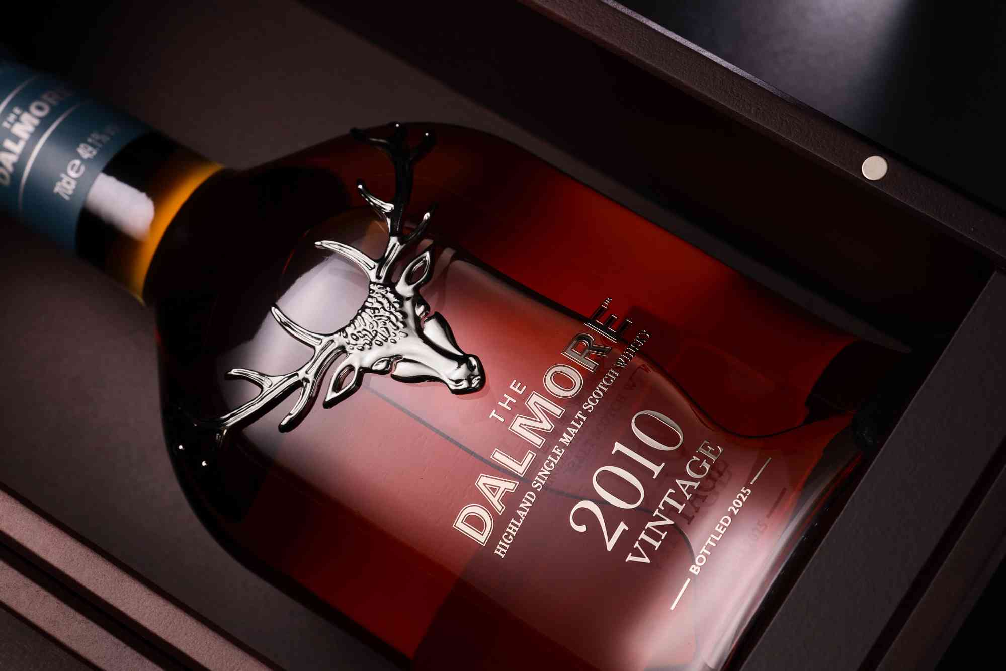 The Dalmore 大摩單一麥芽威士忌 Vintage 2010 – Bottled 2025。風味特色:橡木桶熟成15年,先以美國白橡木波本桶熟成,再轉入 Matusalem 與 Amoroso 雪莉桶。入口以糖漬杏仁、布里歐麵包與柑橘揭開序幕,接著浮現焦糖烤布蕾、杏桃塔、黃金葡萄乾、白巧克力與肉桂,尾韻帶出糖漬柑橘、瑪德蓮蛋糕、薑香與烘焙香料,整體甜美明亮,層次細緻而活潑。酒精濃度:49.1%;建議售價:NT$7,200。
