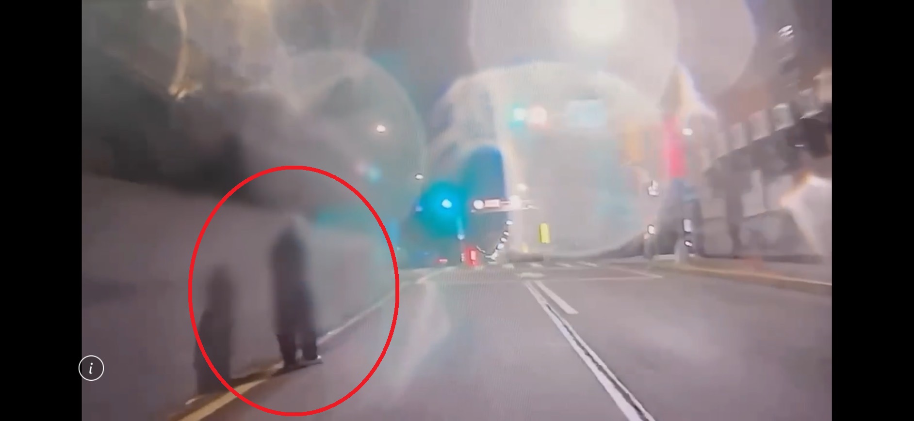 警方在新生北高架道路巡視時,在民生東路匝道發現陳男(紅圈)正循匝道走下高架道路,後將他護送至路邊。翻攝畫面