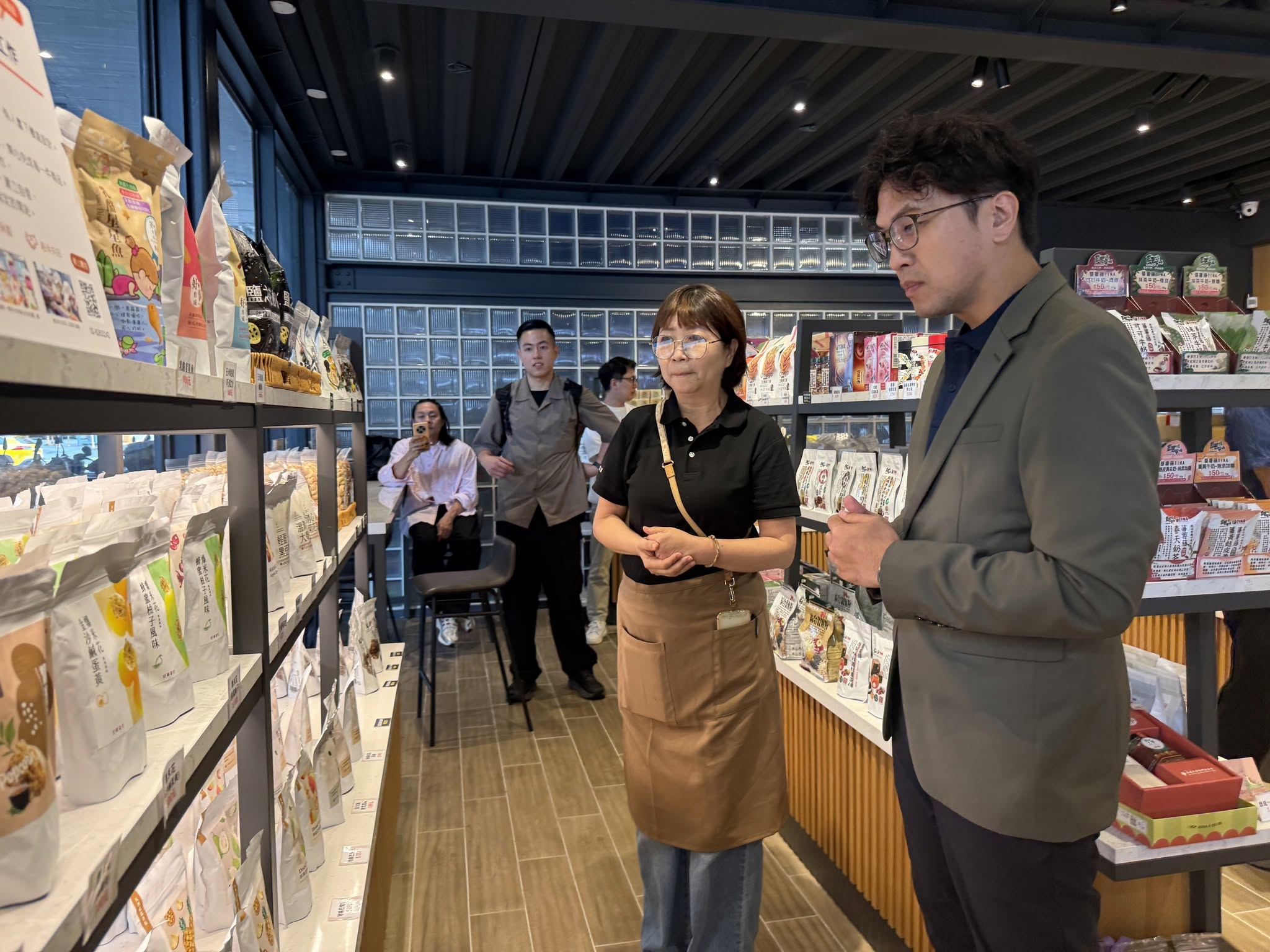 沈伯洋今下午無預警現身育成蕃薯藤餐廳的庇護工場下單伴手禮盒。(翻攝自育成蕃薯藤餐廳臉書)