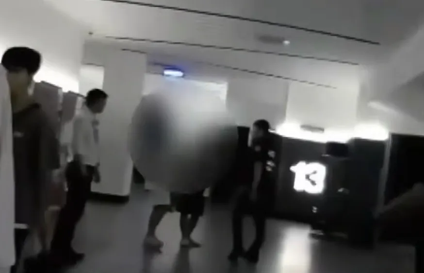 「看電影不關靜音X啥小！」2對情侶散場當眾全武行　下場慘了「全被送辦」
