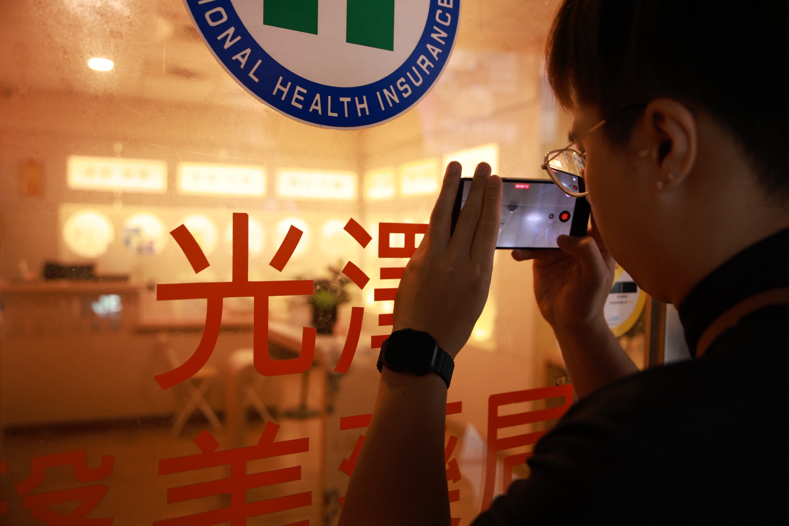 光澤診所偷拍事件已查出超過300人受害,9名幹部、員工、監視器廠商遭起訴。(鏡報劉耀勻)