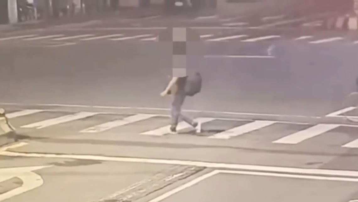蔡男連續2次到無人情趣商品店偷保險套,店家報警後,蔡男隨即遭逮。翻攝畫面