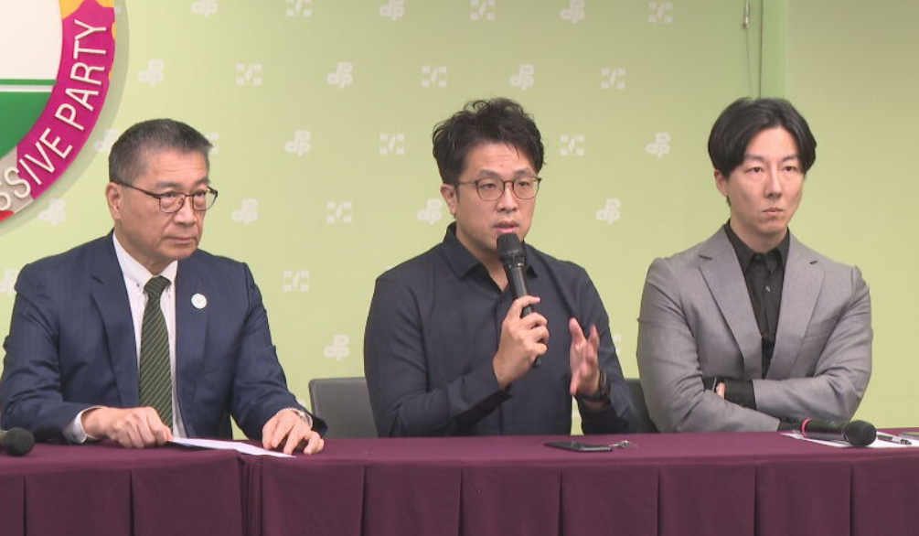 徐國勇(左起)、沈伯洋、吳崢出席「2026國務青旗艦營_你的民主You need 民主」宣傳記者會。(鏡新聞)