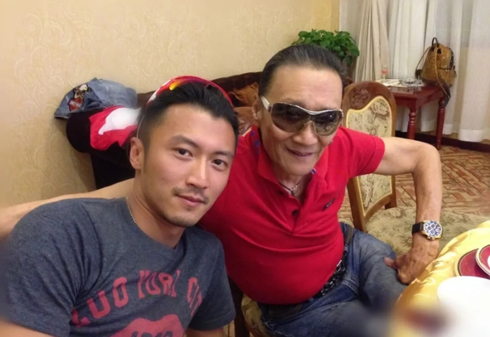 謝霆鋒年輕時與謝賢父子關係疏遠,直到開始接觸廚藝,才與謝賢真正破冰。