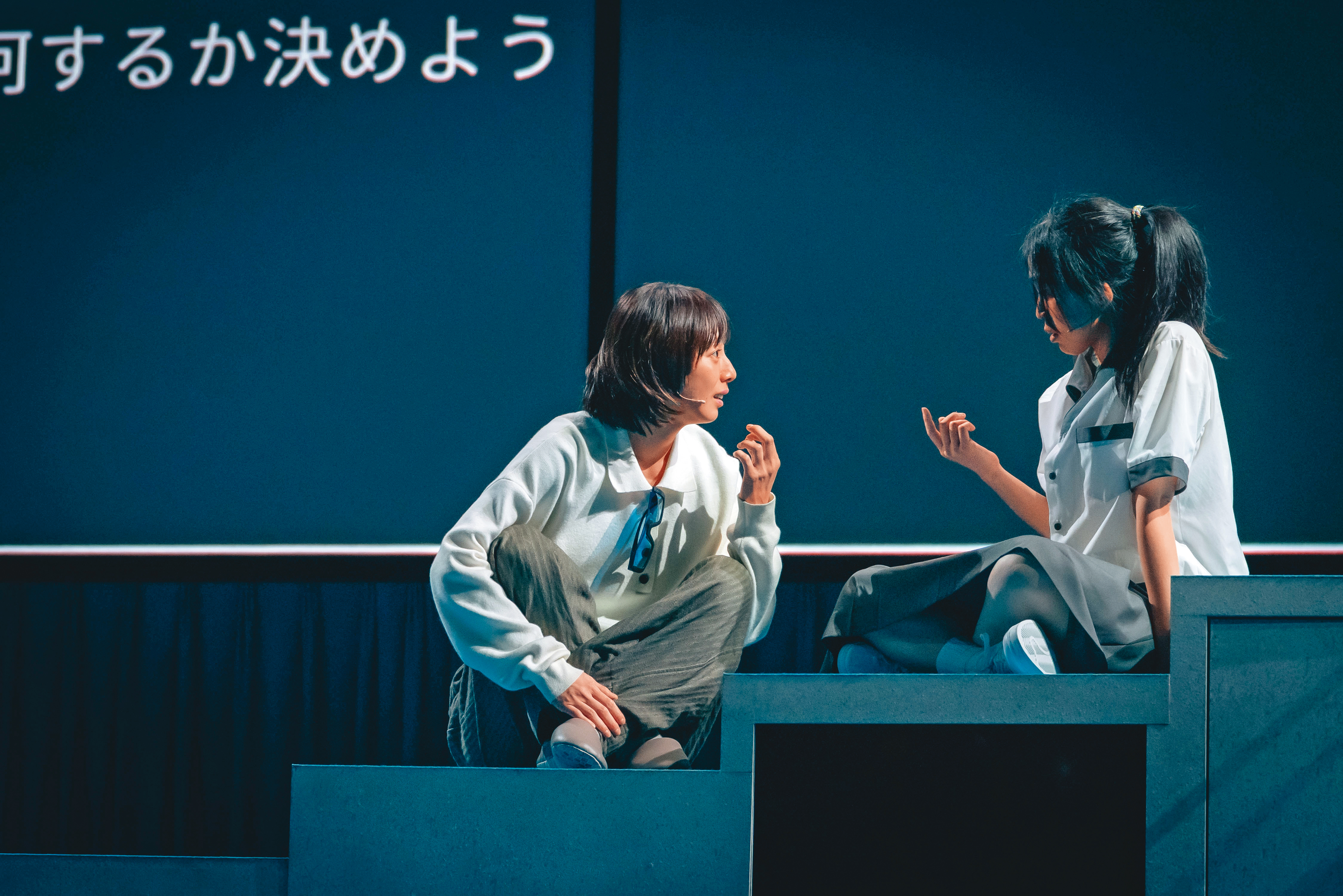 日本演員夏帆(左)主演舞台劇《恍恍》合作台灣演員何冠儀(右)以日、國語對戲,舞台上則設置字幕翻譯。(四把椅子劇團提供)