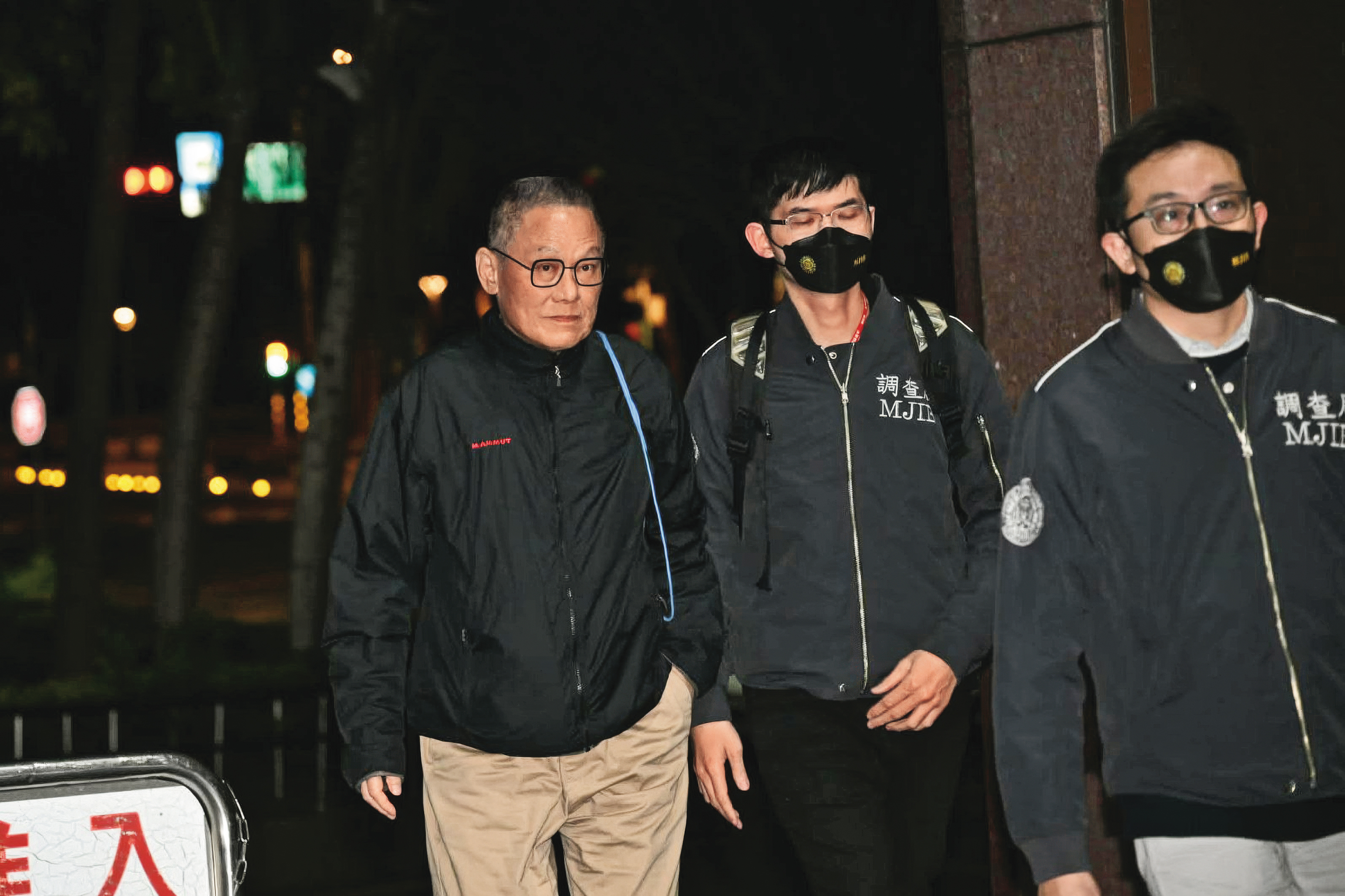 張俊傑受過共諜訓練,故布疑陣脫逃,多次變裝及換車,現藏匿在南部,仍未逃出境。